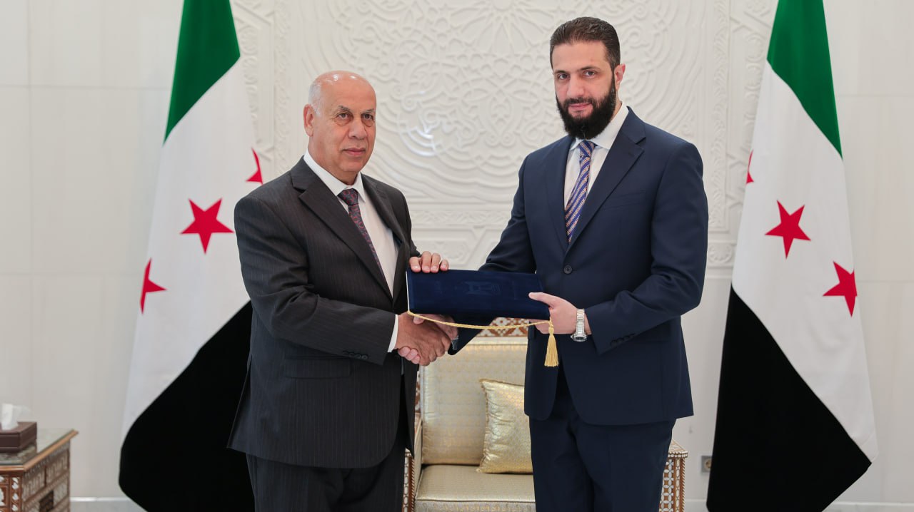 الرئيس السوري خلال تسلمه لدعوة حضور القمة العربية المقبلة في بغداد