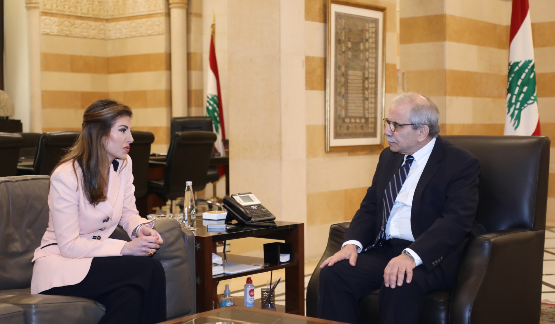 نائب المبعوث الرئاسي الأمريكي الخاص إلى الشرق الأوسط مورغان أورتاغوس مع رئيس الوزراء اللبناني نواف سلام