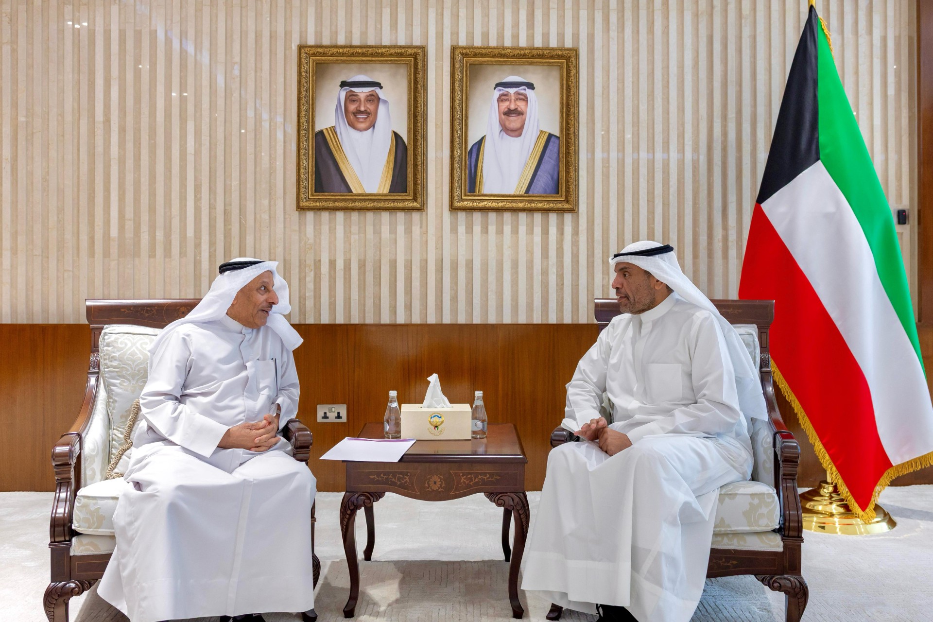 وزير الخارجية عبدالله اليحيا مع رئيس مجلس إدارة جمعية الهلال الأحمر الكويتي خالد المغامس