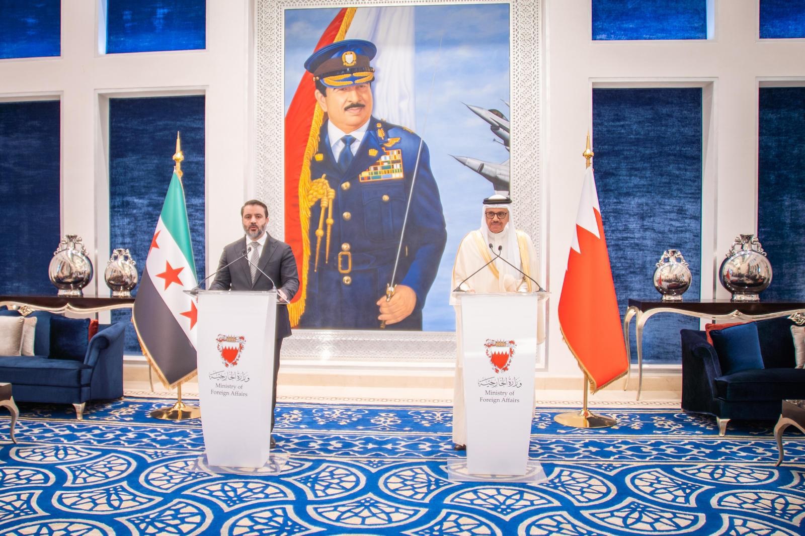 وزير الخارجية البحريني ونظيره السوري خلال مؤتمر صحفي في المنامة