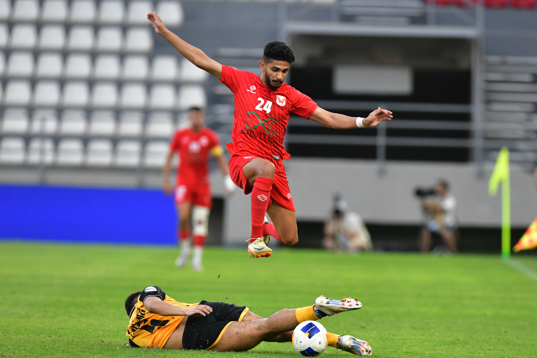 لاعب القادسية يحاول استخلاص الكرة من لاعب الفحيحيل