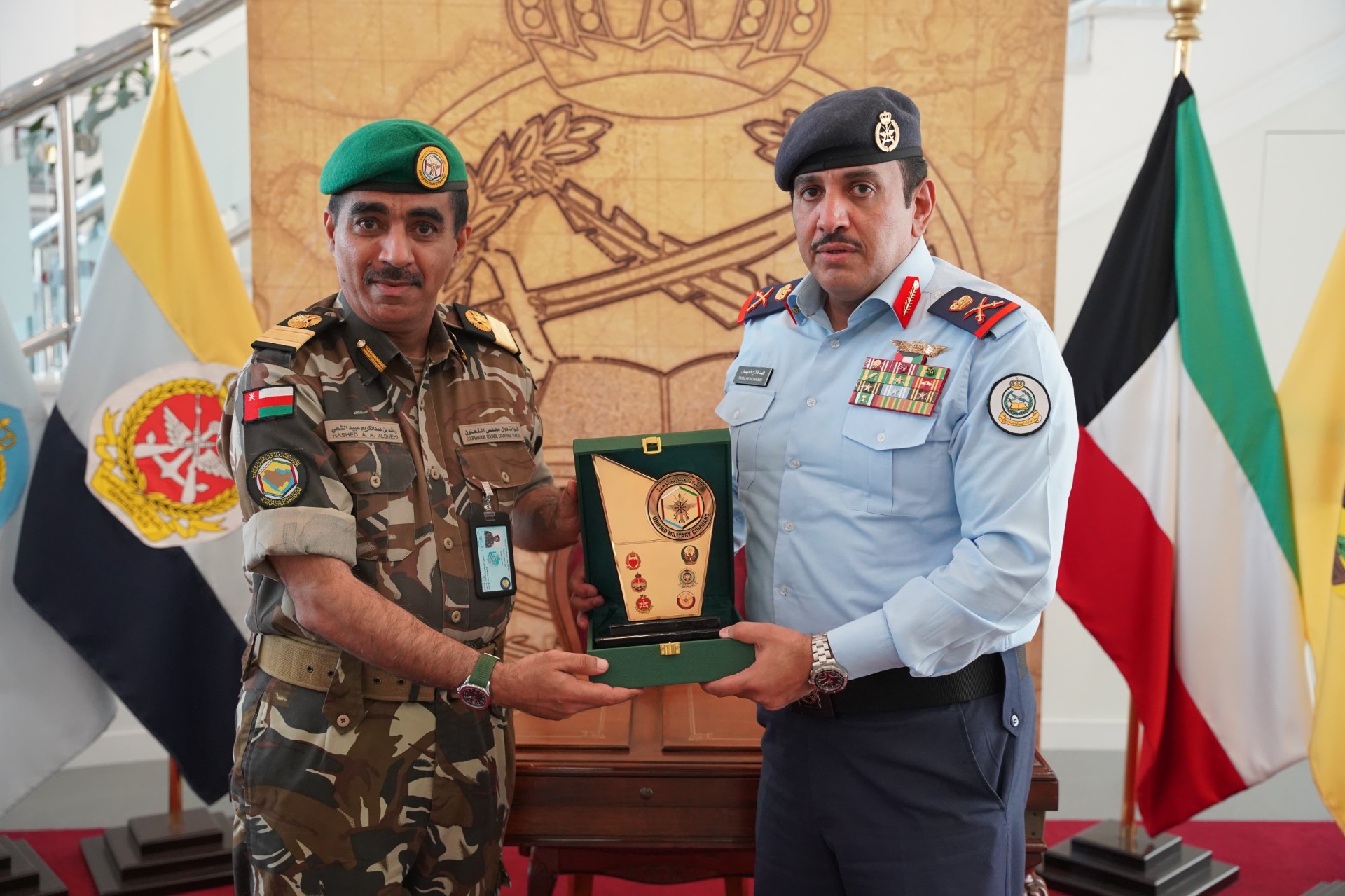 آمر كلية مبارك العبدالله للقيادة والأركان المشتركة اللواء الركن طيار فهد الخرينج ورئيس فريق تعزيز المعرفة بالقيادة العسكرية الموحدة العميد الركن بحري راشد الشحي