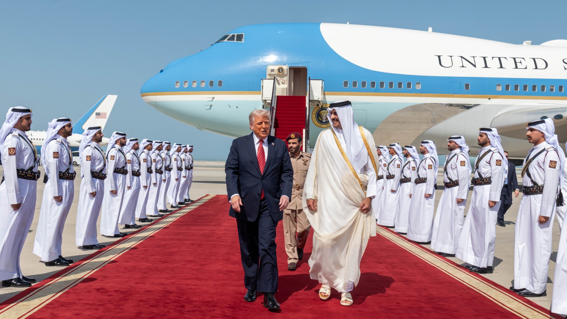 استقبال أمير قطر الشيخ تميم بن حمد لرئيس الأمريكي دونالد ترامب لدى وصوله قطر