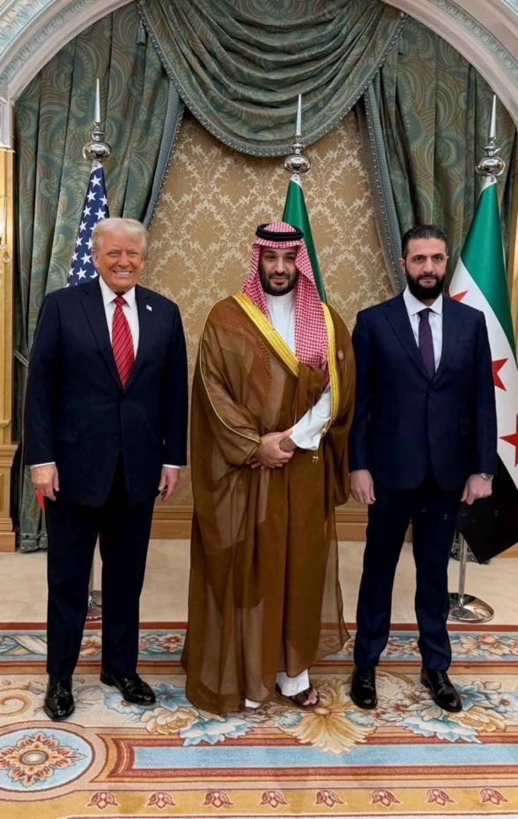 الرئيس السوري أحمد الشرع مع  الرئيس الأمريكي دونالد ترامب وولي العهد السعودي