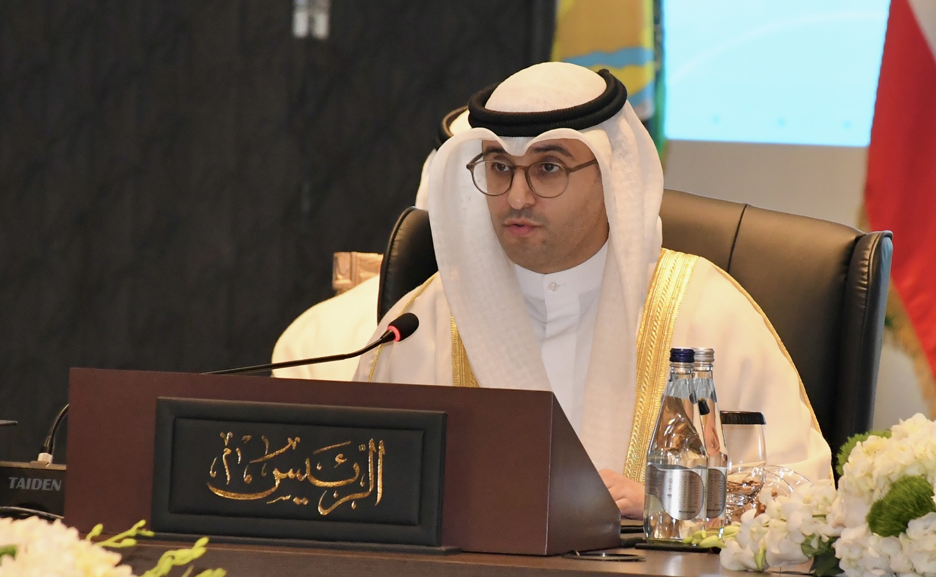 ‏رئيس اللجنة وزير الدولة لشؤون البلدية وزير الدولة لشؤون الإسكان عبد اللطيف المشاري