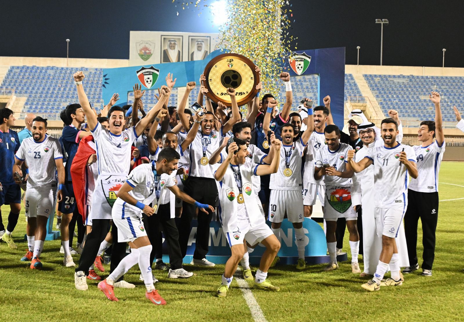 فرحة لاعبي الجهراء بتحقيق لقب دوري (زين) للدرجة الاولى لكرة القدم