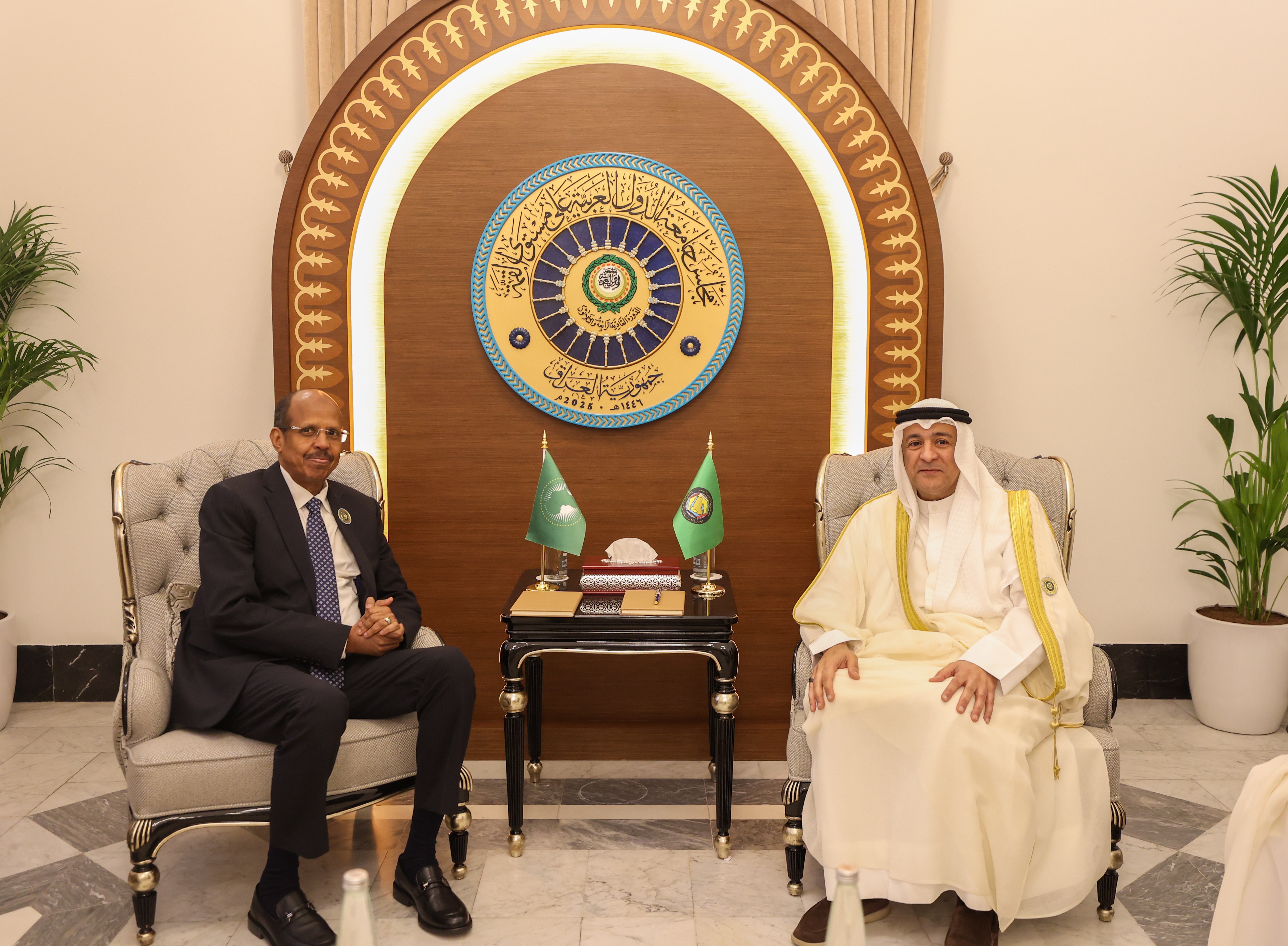 أمين مجلس التعاون يبحث مع رئيس مفوضية الاتحاد الافريقي تعزيز التعاون المشترك