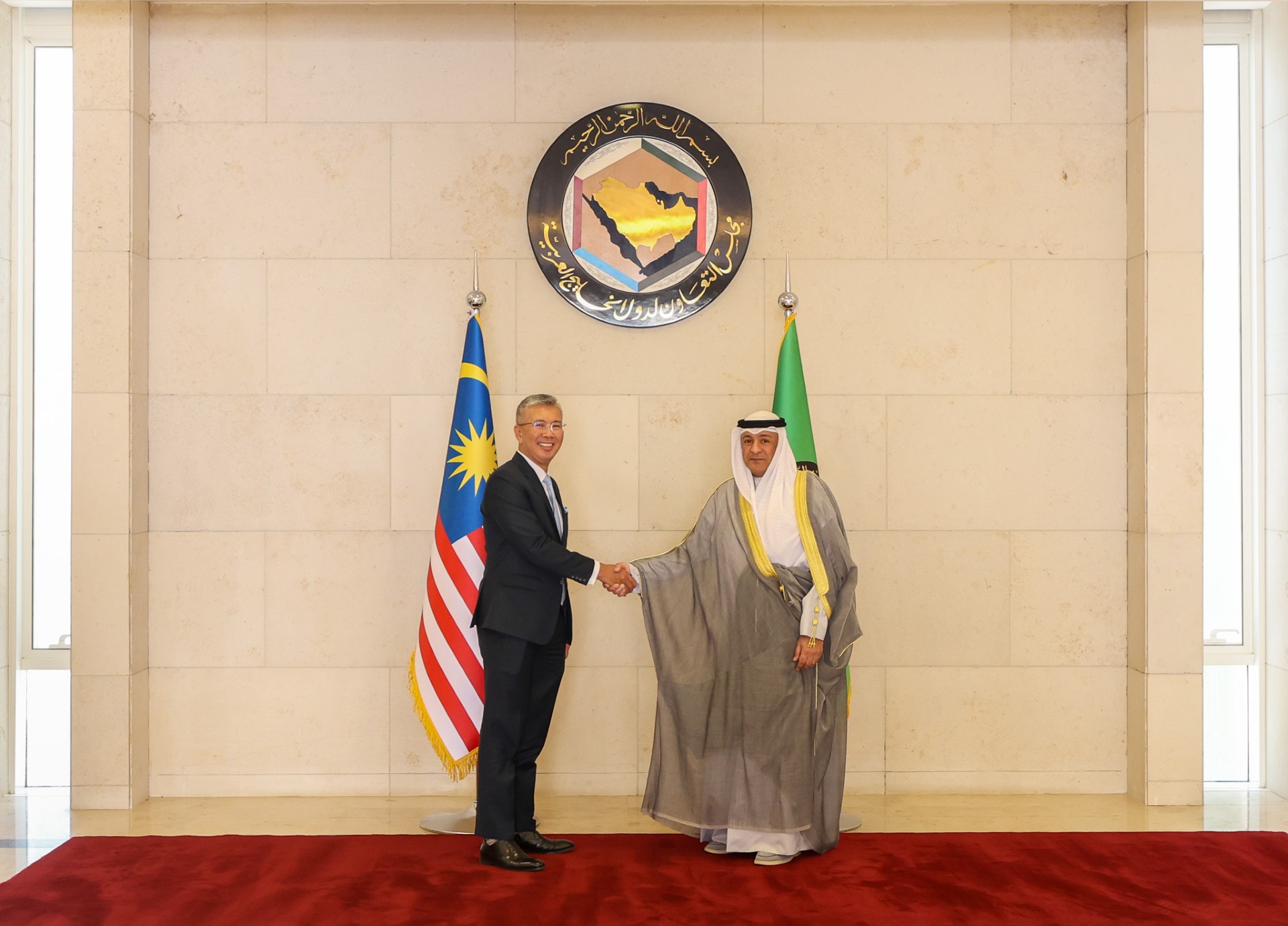 GCC Secretary-General Jassim Al-Budaiwi and Malaysian Minister of Investment, Trade and Industry Senator Tengku Datuk