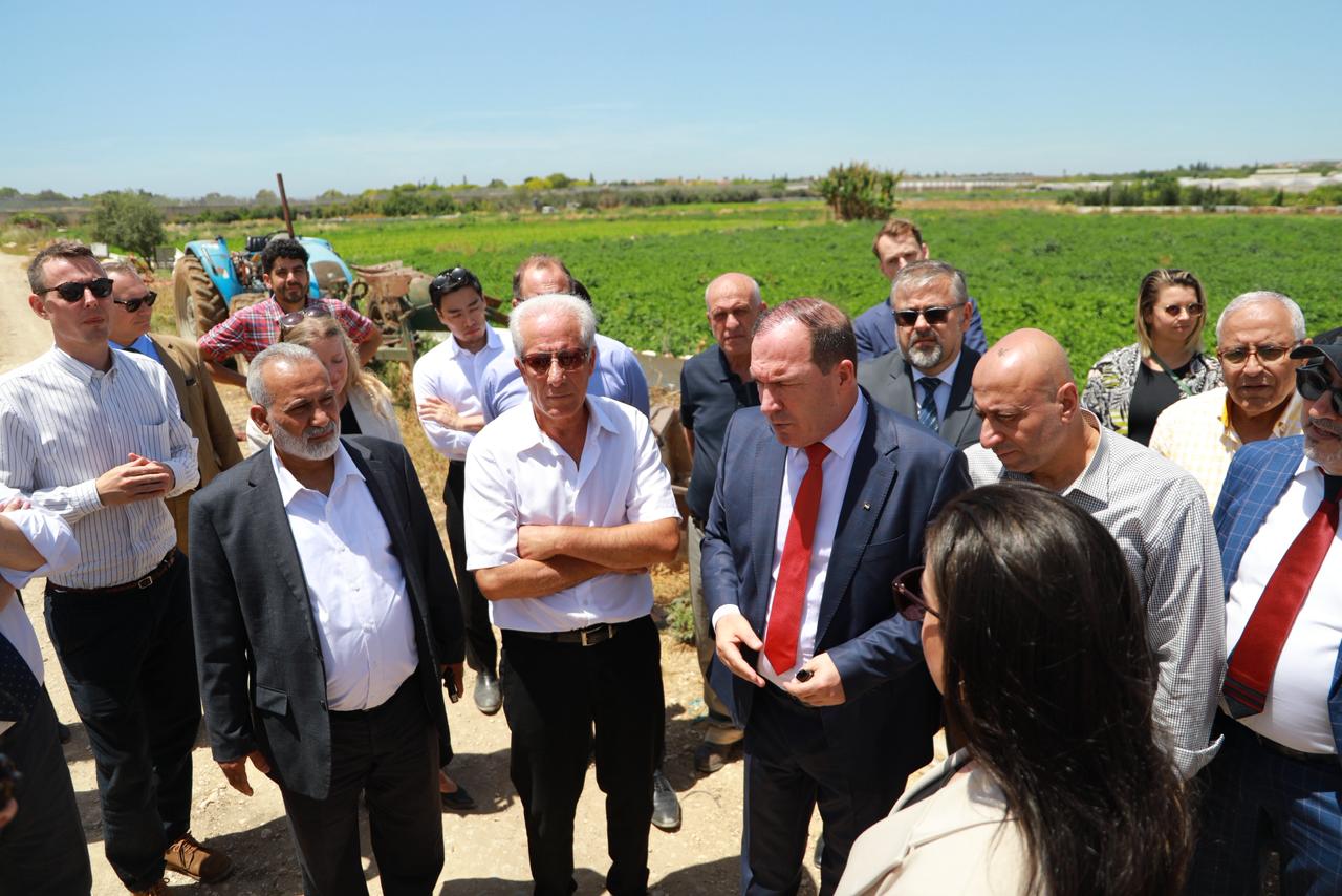 الوفد الدبلوماسي برفقة محافظ طولكرم عبدالله كميل والمستشار في الخارجية الفلسطينية احمد الديك في جولة بالمحافظة