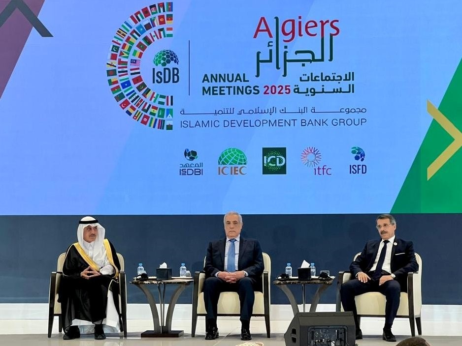 رئيس الوزراء الجزائري: احتضاننا لاجتماعات البنك الإسلامي للتنمية يؤكد إيماننا بأهمية التعاون والتضامن الإسلامي                                                                                                                                            