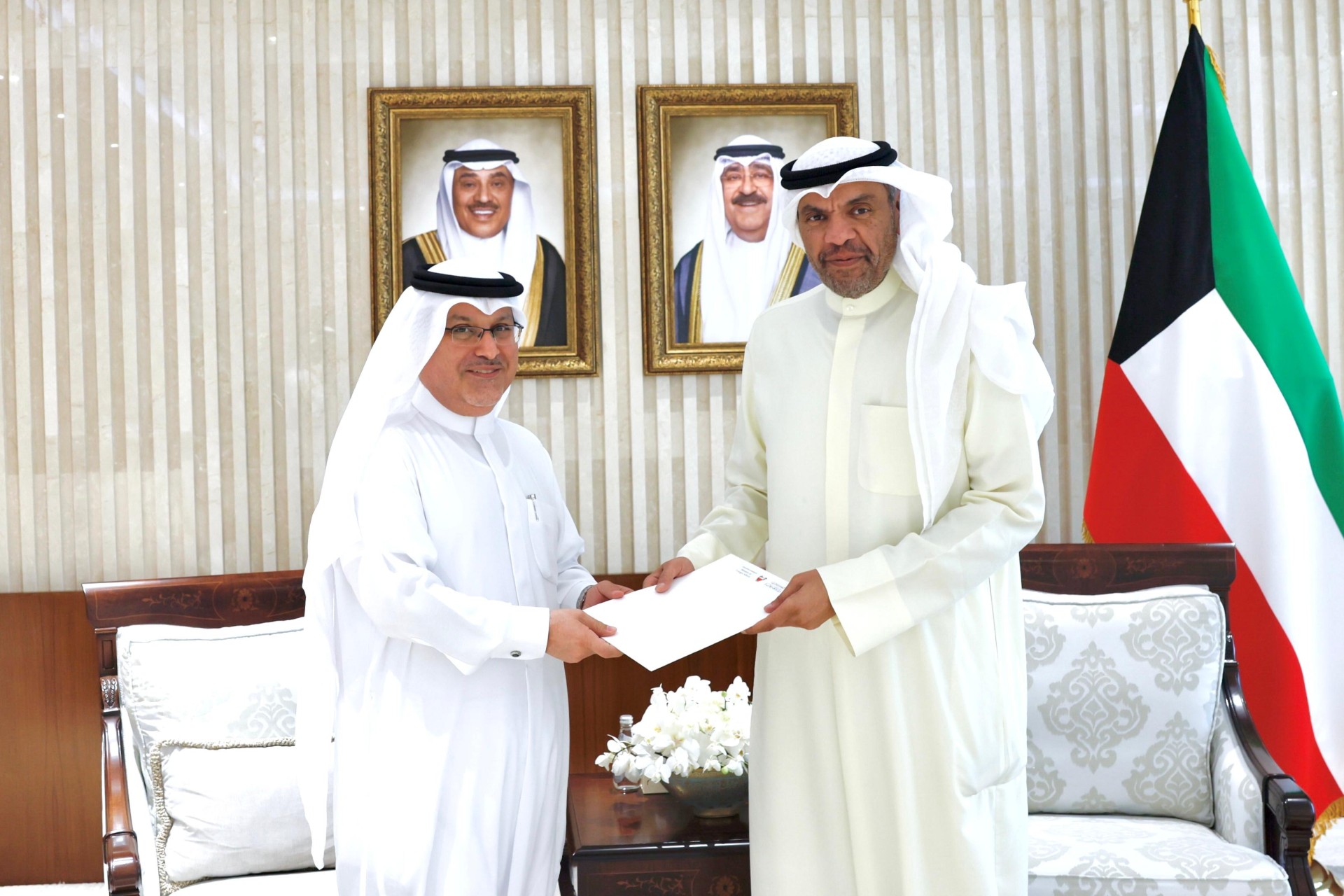 وزير الخارجية عبدالله اليحيا يتسلم رسالة خطية الموجهة لسمو الامير
