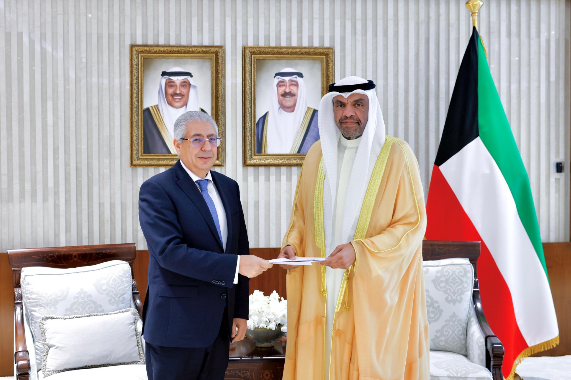 وزير الخارجية عبدالله اليحيا يتسلم الدعوة الموجهة لسمو الامير 