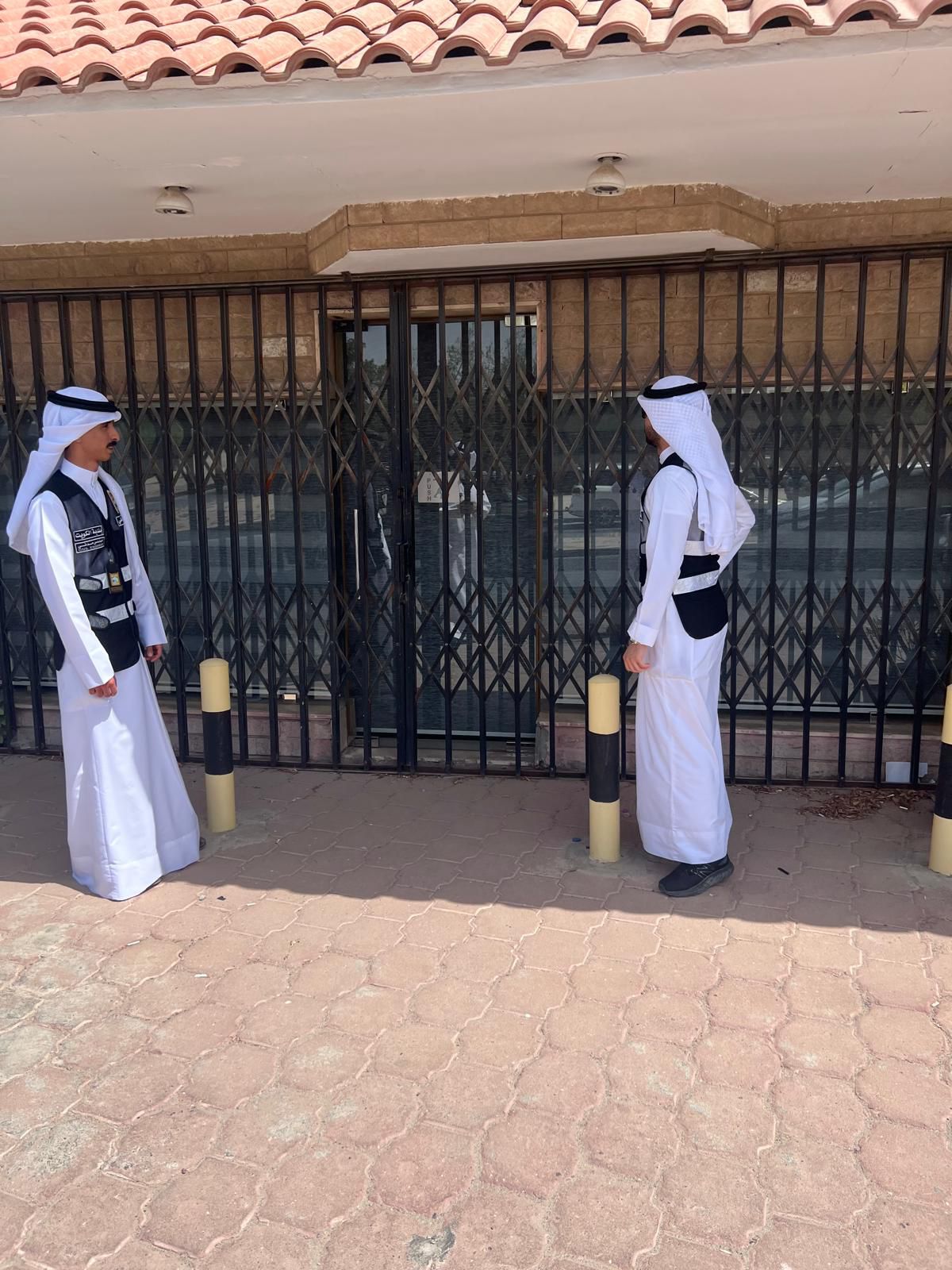 جولة موظفين البلدية لاحد المبرات المخالفة