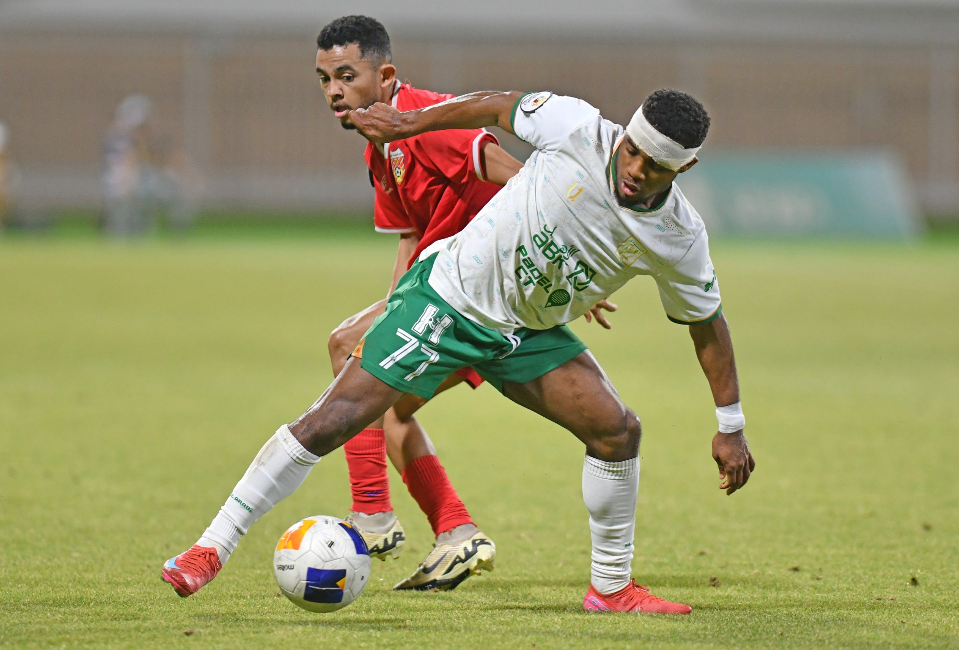 لاعب العربي يحاول السيطرة على الكرة وسط مضايقة من لاعب الصليبيخات