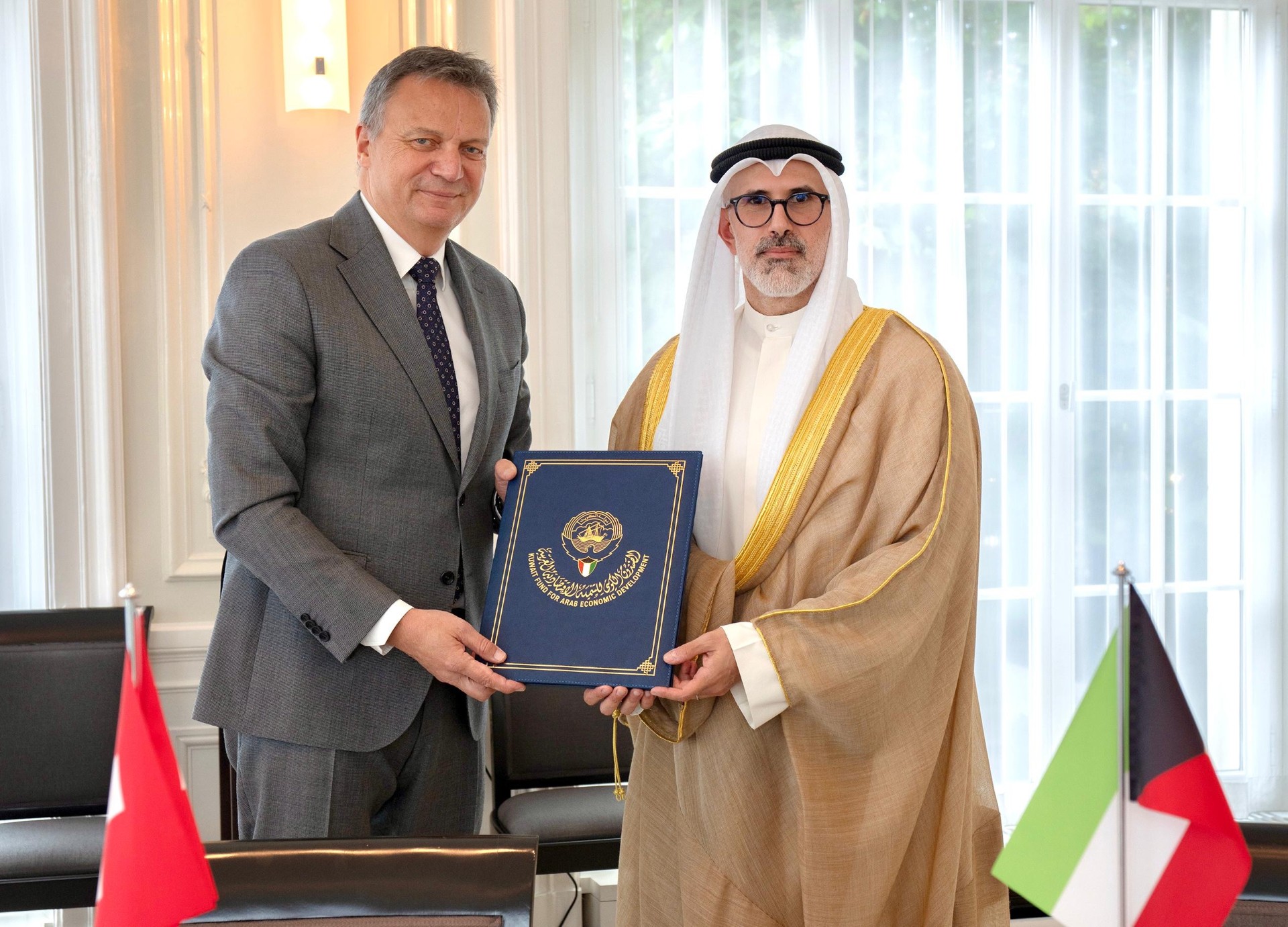 نائب وزير الخارجية السفير الشيخ جراح جابر الأحمد الصباح مع مساعد المدير العام للوكالة السويسرية للتنمية والتعاون ديديه شاسو