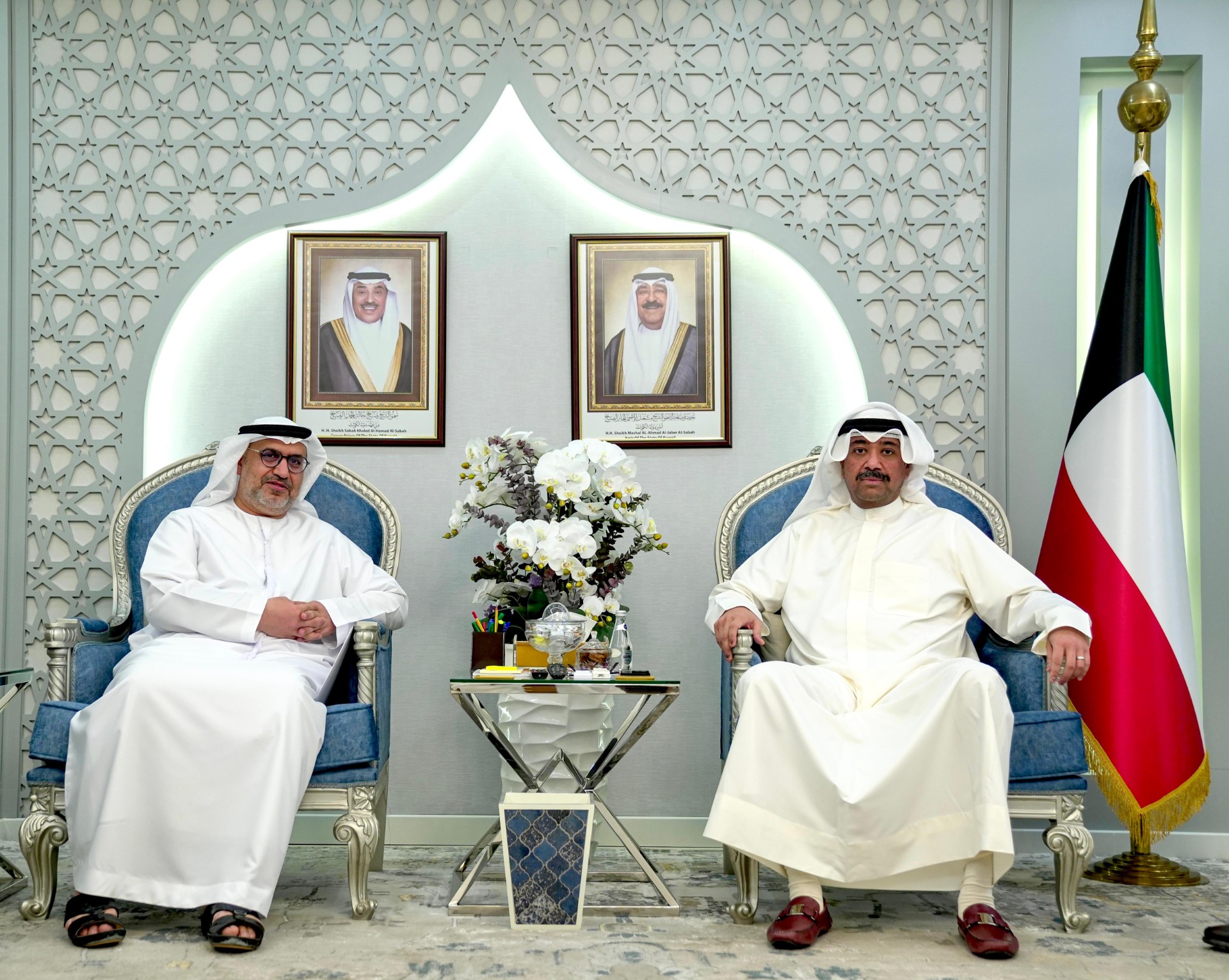 وزير الدفاع الشيخ عبدالله علي عبدالله الصباح مع سفير دولة الإمارات العربية المتحدة لدى دولة الكويت الدكتور مطر النيادي