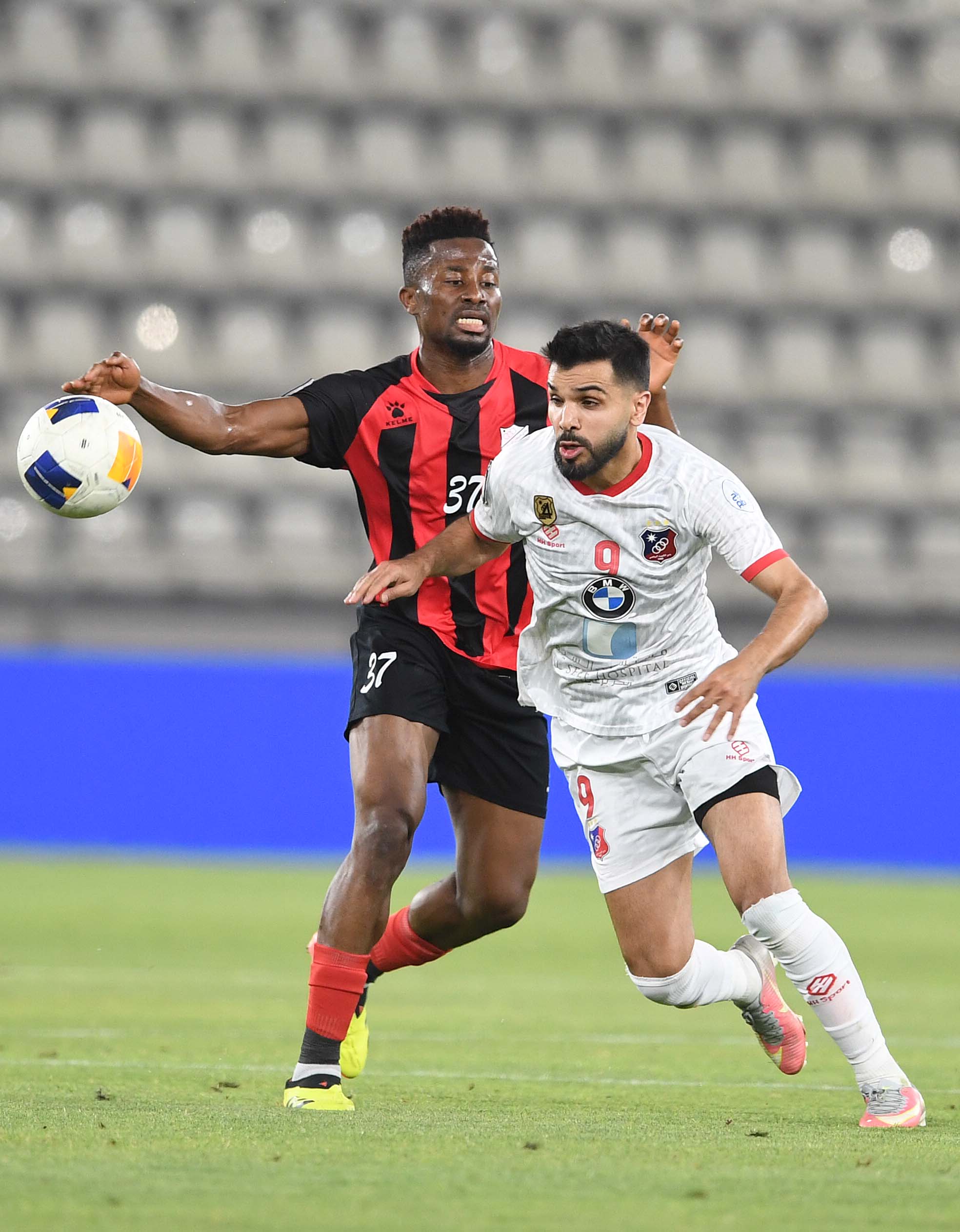 لاعب الكويت يحاول المرور من لاعب خيطان