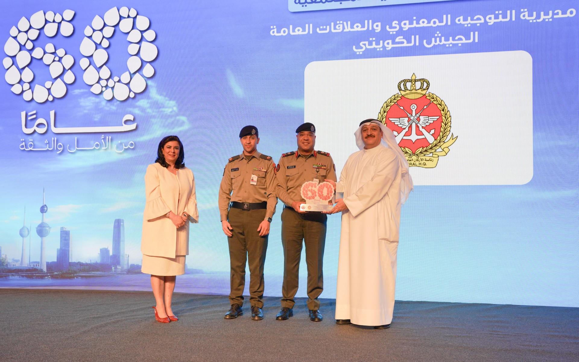 وزير الصحة الدكتور أحمد العوضي لدى تكريمه الجيش الكويتي لمساهماته في تعزيز ثقافة التبرع بالدم