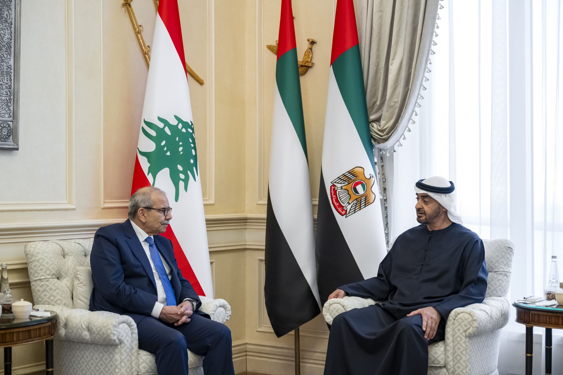 رئيس دولة الإمارات الشيخ محمد بن زايد آل نهيان مع رئيس الوزراء اللبناني الدكتور نواف سلام