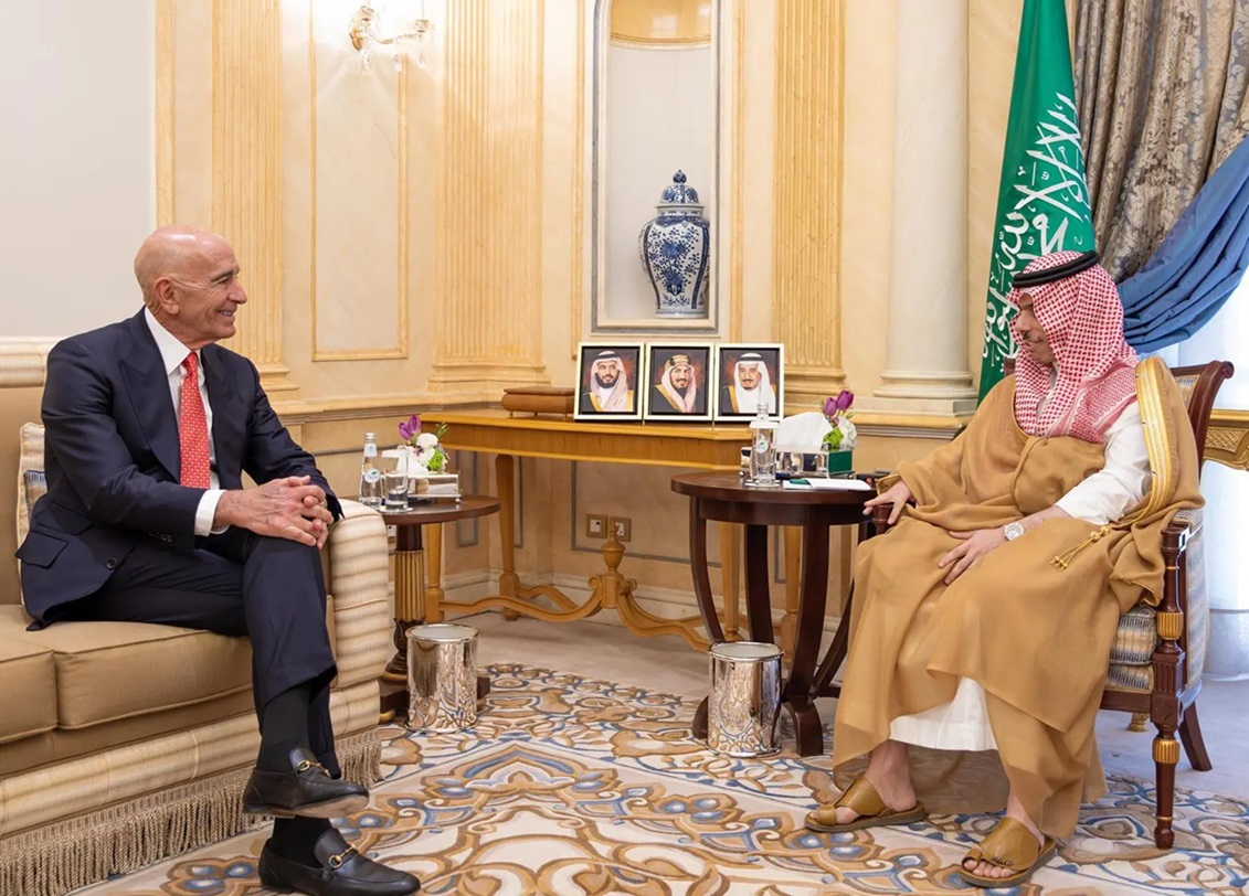 وزير الخارجية السعودي الأمير فيصل بن فرحان يستقبل مبعوث الولايات المتحدة الأمريكية إلى سوريا توم باراك