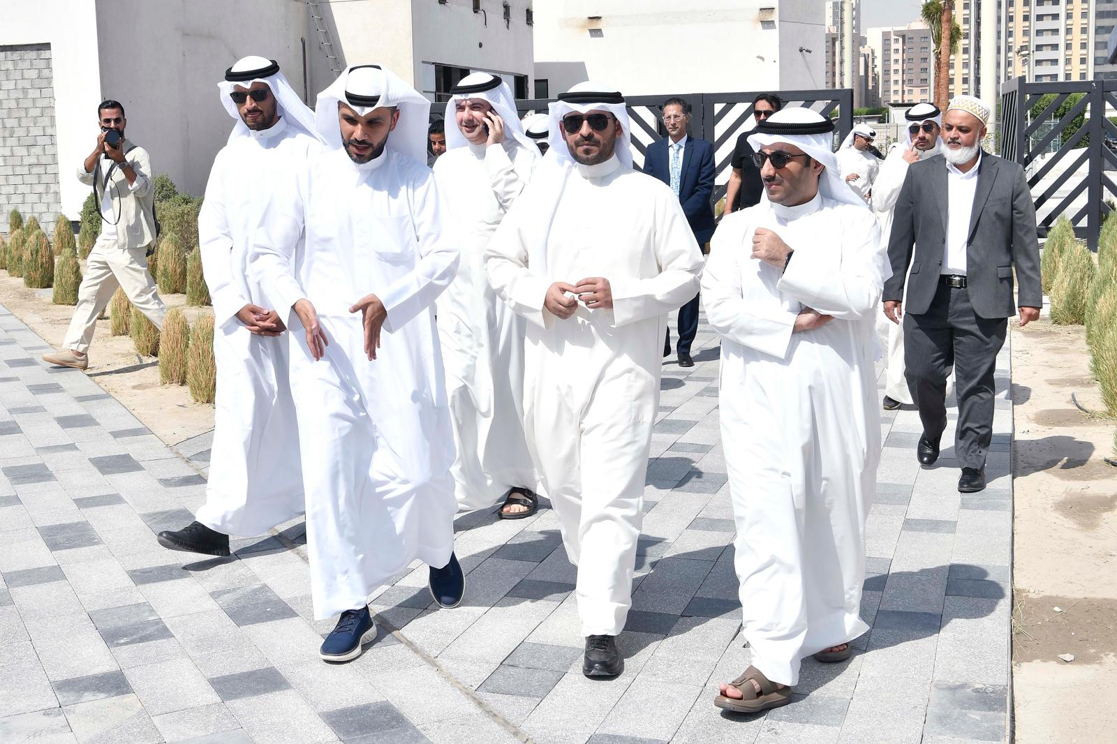 محافظ مبارك الكبير مع ادارة شركة المشروعات السياحية و 
شركة المشاريع المتحدة للخدمات الجوية (يوباك)
