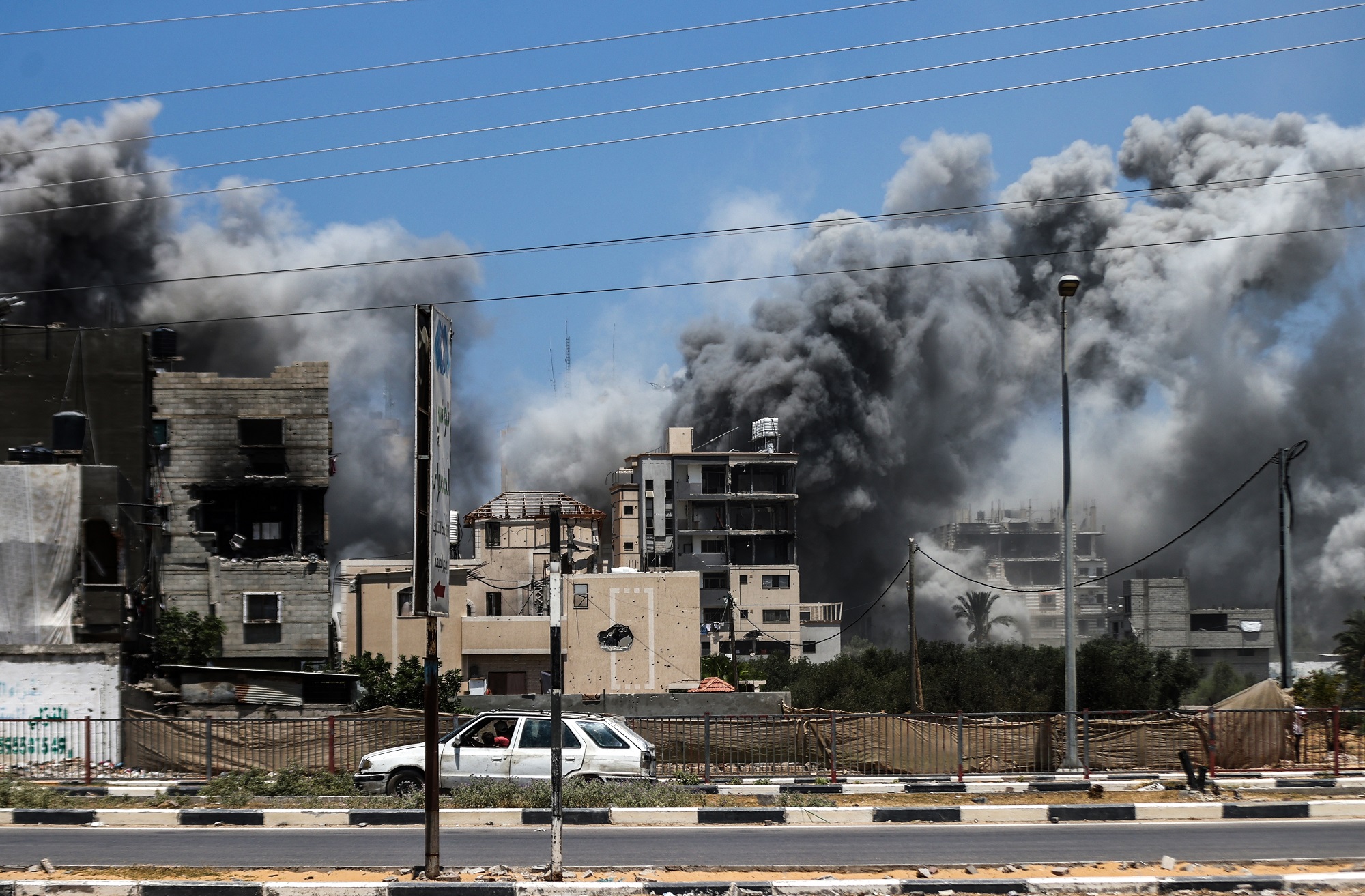 استشهاد 19 فلسطينيا في قصف للاحتلال على (خانيونس)                                                                                                                                                                                                         