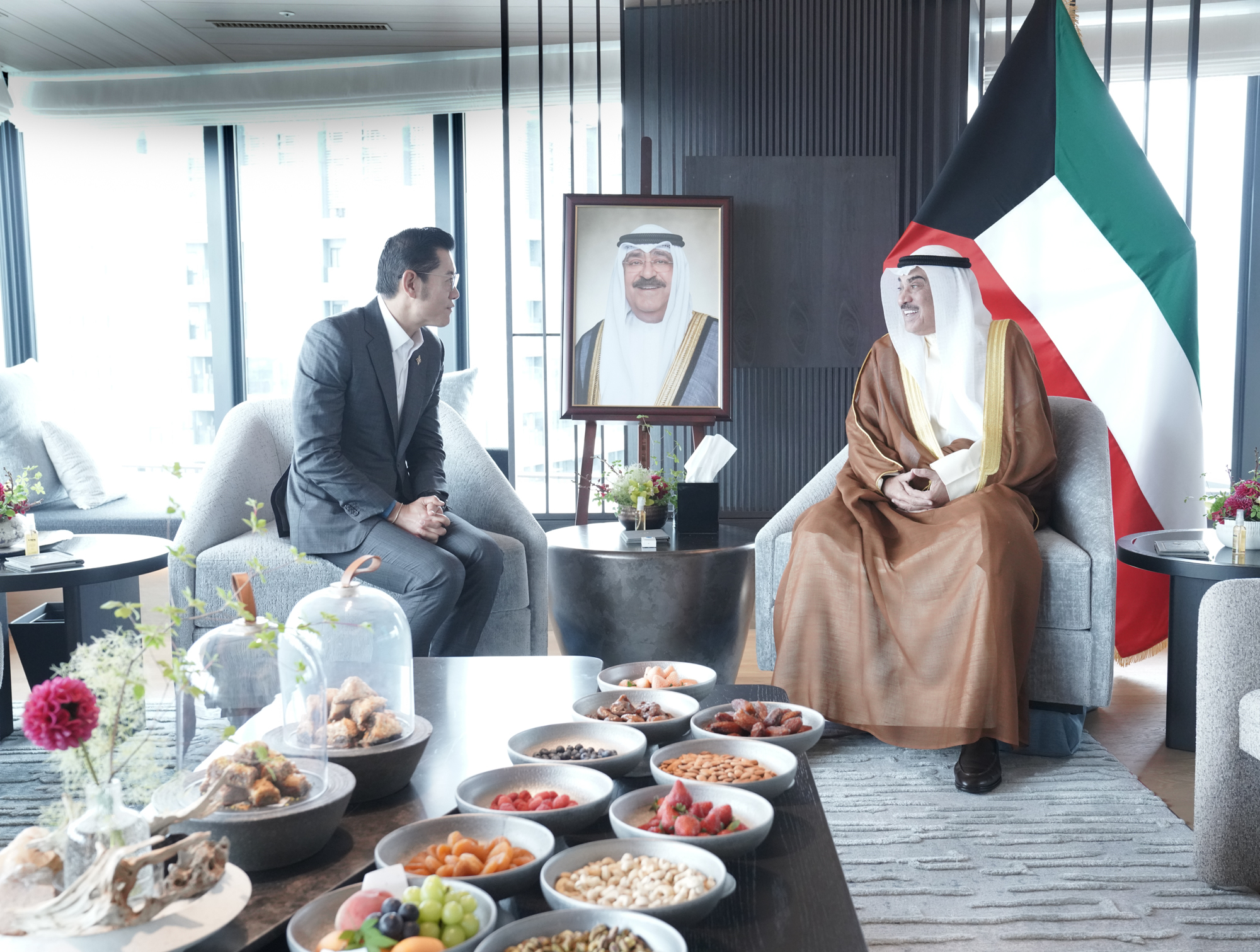 سمو ولي العهد يستعرض مع ملك بوتان العلاقات الثنائية خلال استقباله لجلالته في مقر إقامة سموه بمدينة أوساكا