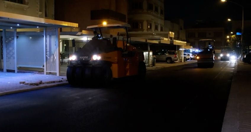 مواصلة أعمال صيانة الطرق في منطقة عبدالله المبارك ضمن العقود الجديدة