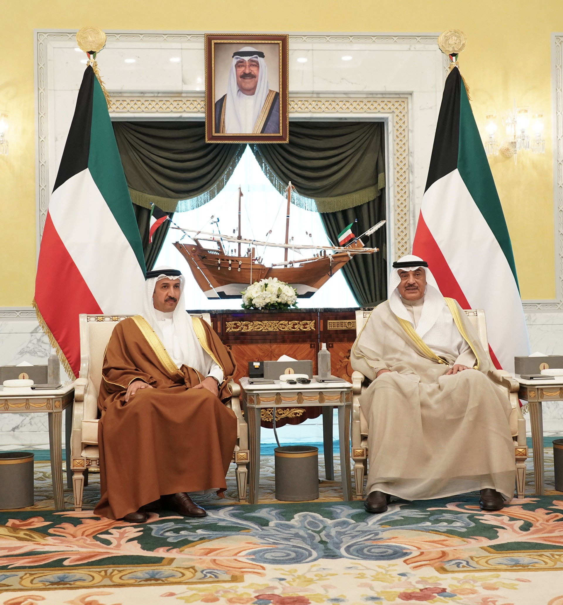 سمو ولي العهد الشيخ صباح خالد الحمد الصباح خلال استقبال وزير المواصلات والاتصالات بمملكة البحرين الشقيقة وذلك بمناسبة زيارته للبلاد