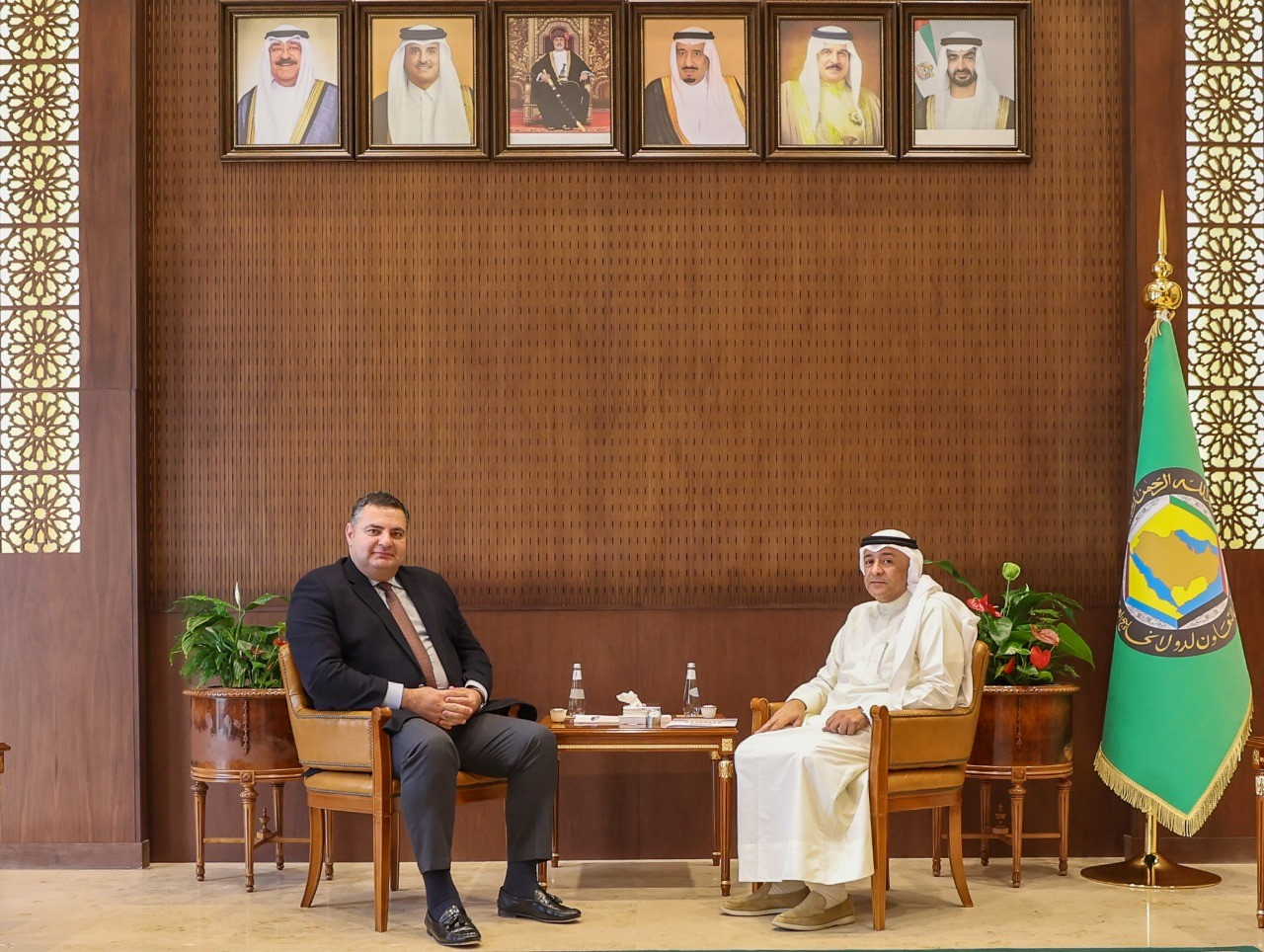 الأمين العام لمجلس التعاون لدول الخليج العربية جاسم البديوي اليوم الاثنين مع سفير جورجيا لدى المملكة العربية السعودية نيكولوز ريفازيشفيلي