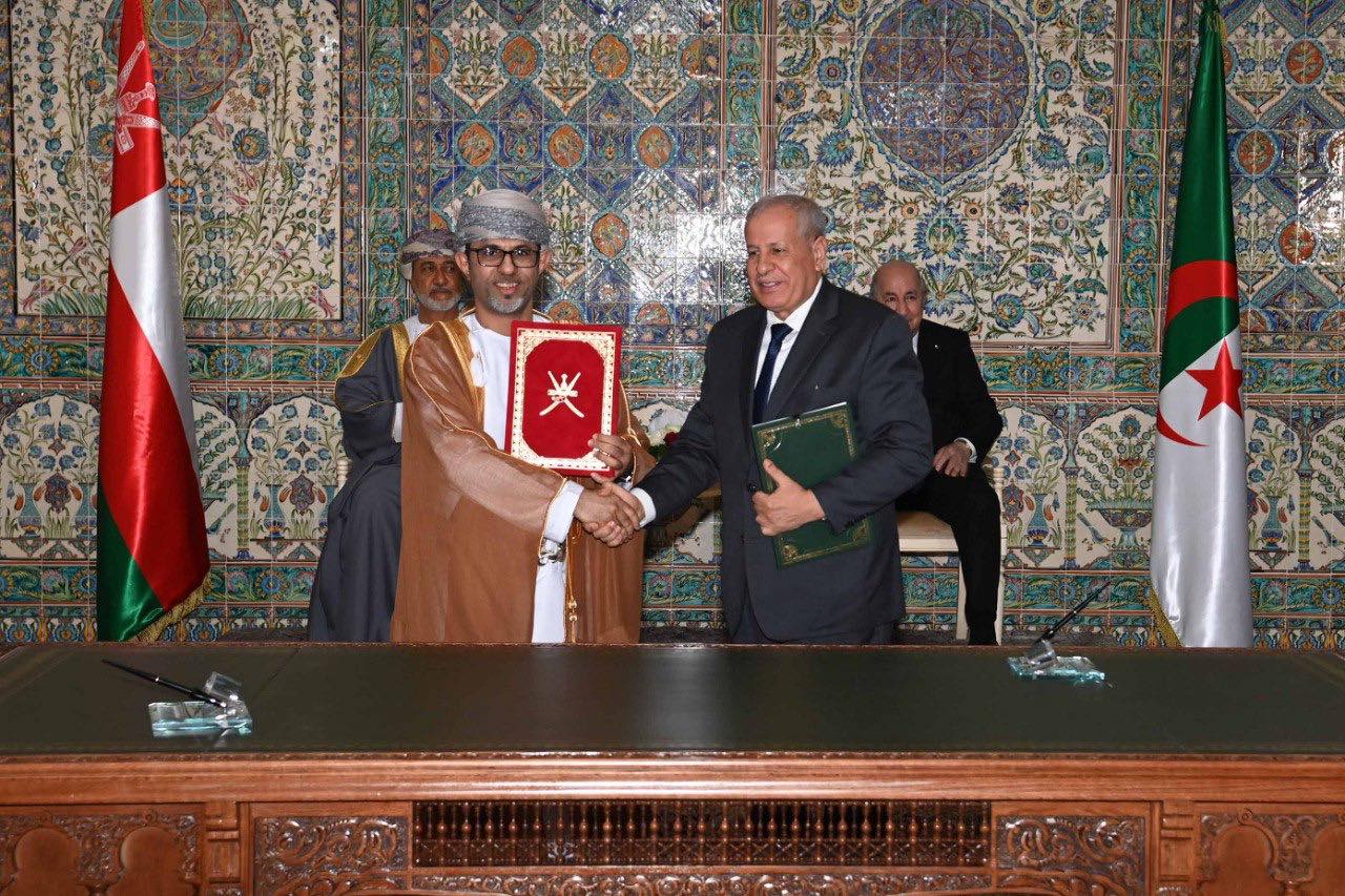 المدير العام لمجمع سوناطراك رشيد حشيشي والرئيس التنفيذي لشركة أبراج العمانية لخدمات الطاقة سيف الحمحمي خلال توقيع الاتفاقية