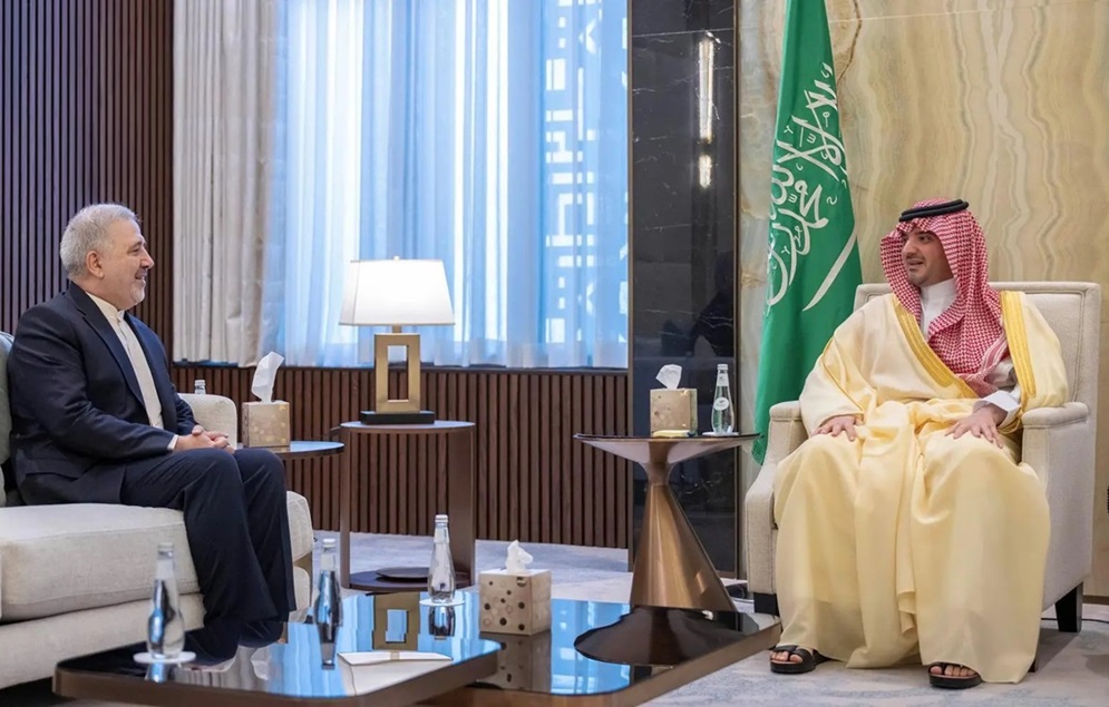 وزير الداخلية السعودي رئيس لجنة الحج العليا الأمير عبدالعزيز بن سعود مع السفير الإيراني لدى المملكة الدكتور علي رضا عنايتي