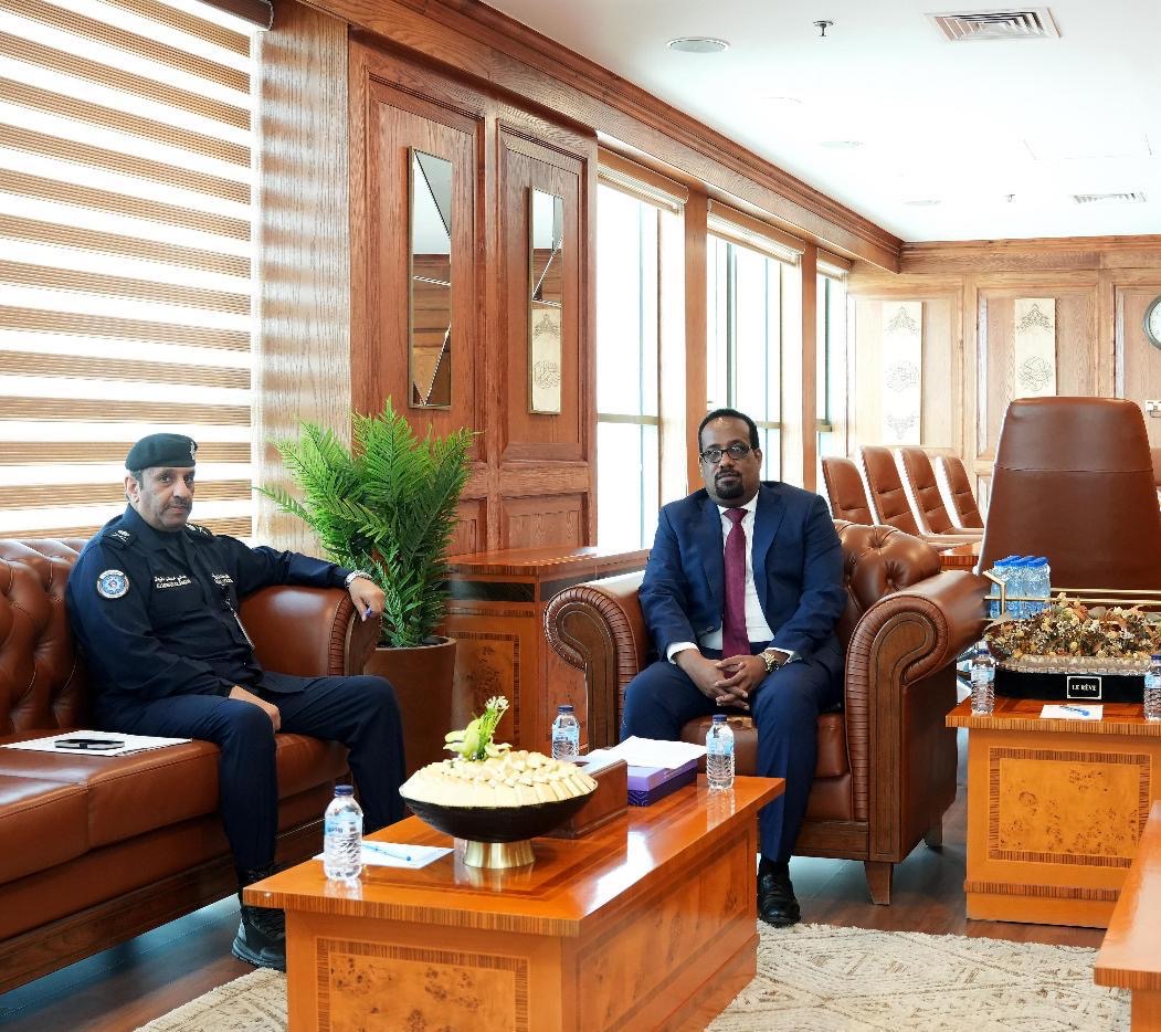وكيل وزارة الداخلية بالتكليف اللواء علي العدواني لدى لقاءه سفير جمهورية إثيوبيا الفيدرالية الديمقراطية لدى دولة الكويت