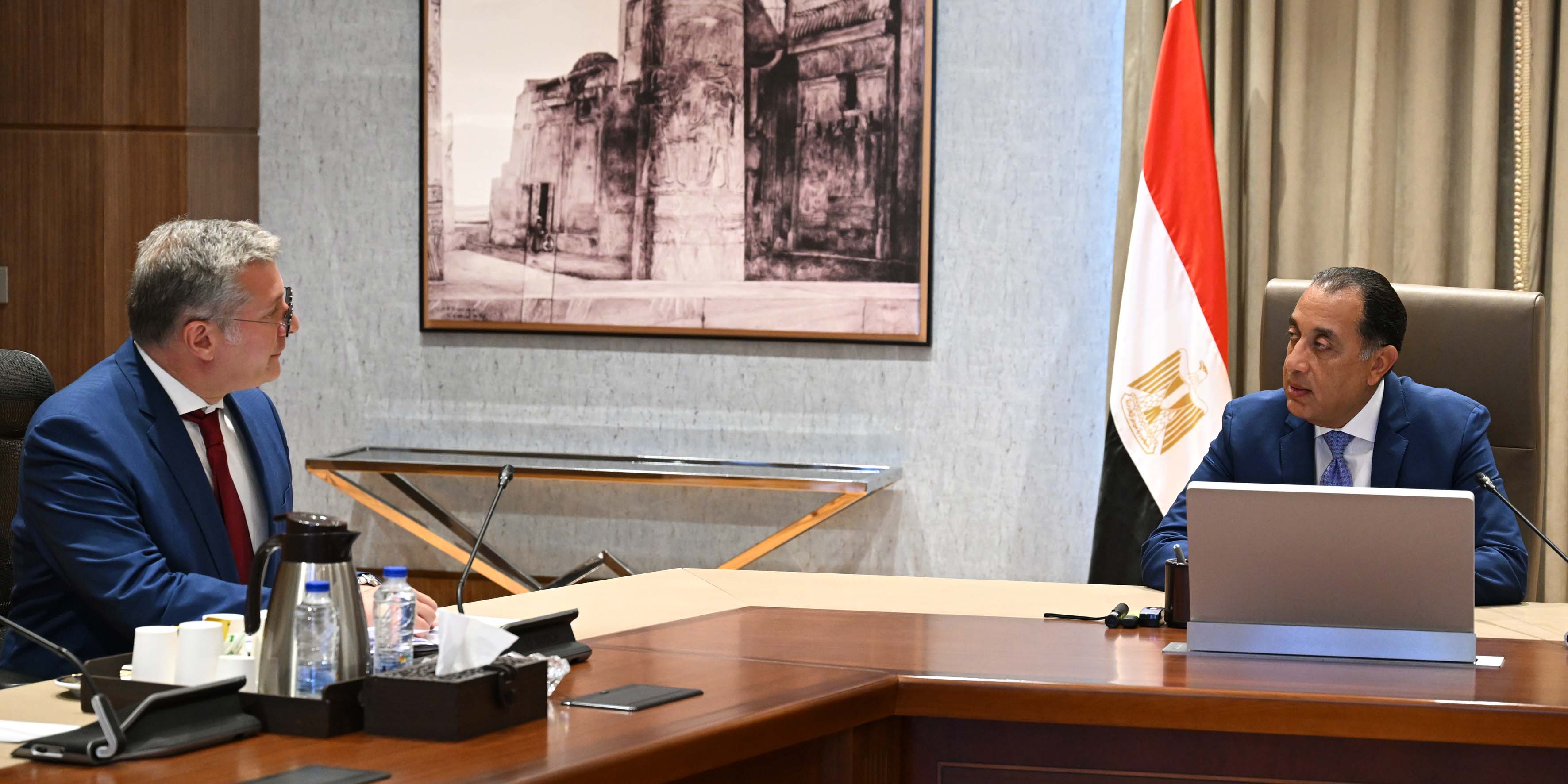 رئيس الوزراء المصري الدكتور مصطفى مدبولي خلال اجتماع خصص لمناقشة برامج وخطط وزارة البترول والثروة المعدنية