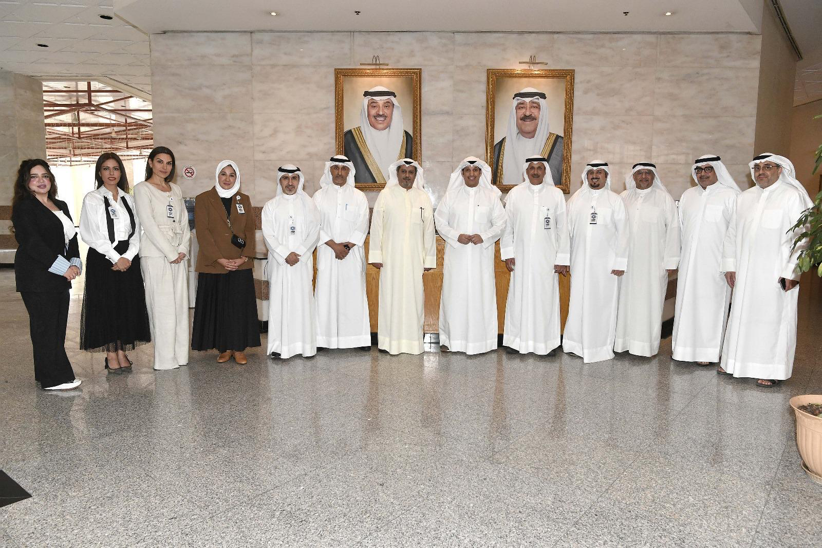 وزير الإعلام والثقافة ووزير الدولة لشؤون الشباب عبدالرحمن المطيري وعدد من القيادات في وكالة الأنباء الكويتية (كونا)