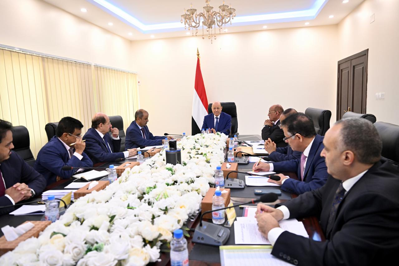 رئيس مجلس القيادة اليمني يجتمع باللجنة الحكومية لإدارة الأزمات