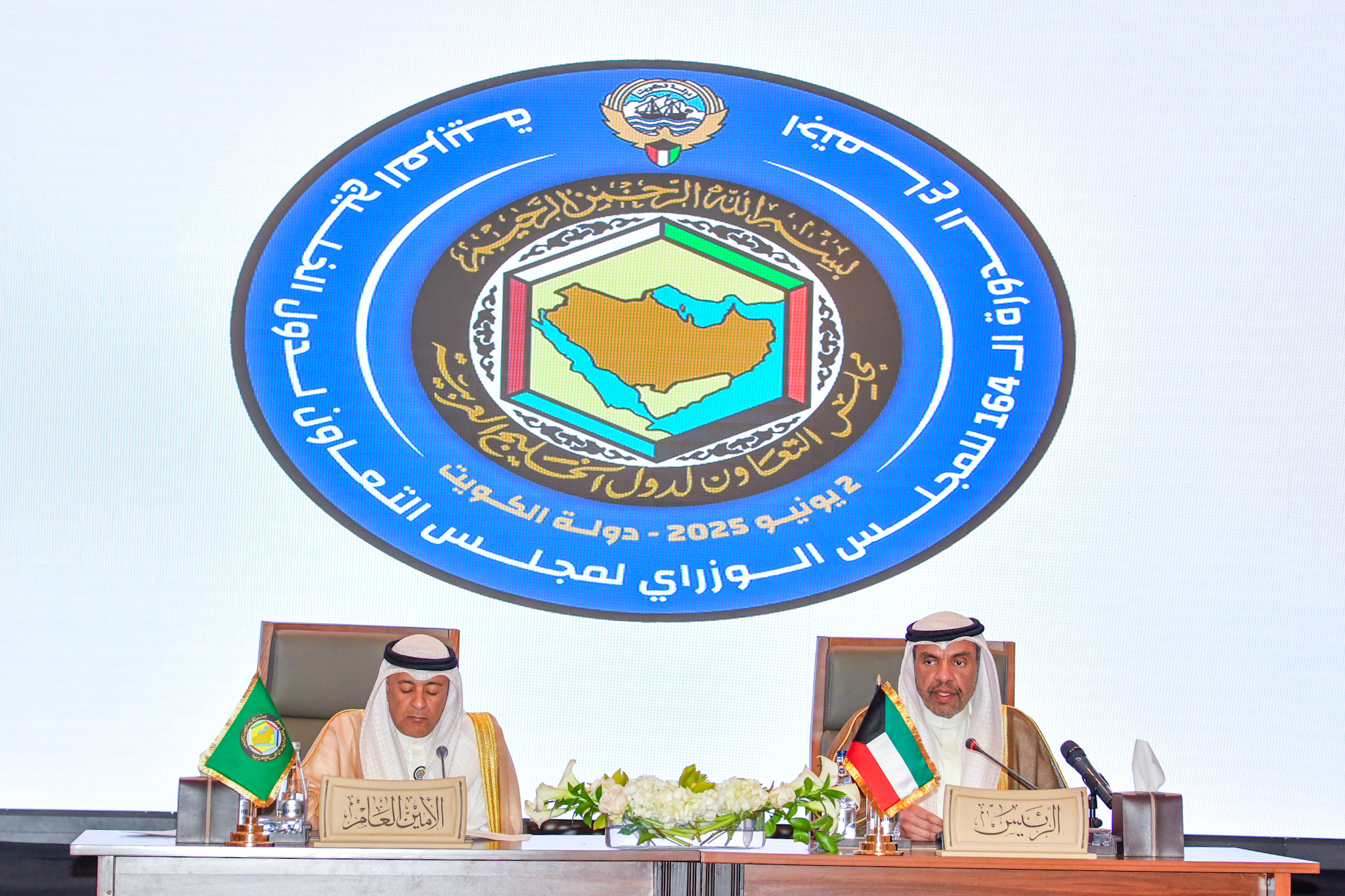 وزير الخارجية الكويتي رئيس الدورة الحالية للمجلس الوزاري الخليجي عبدالله اليحيا والأمين العام لدول الخليج العربية جاسم البديوي 
 خلال المؤتمر الصحفي