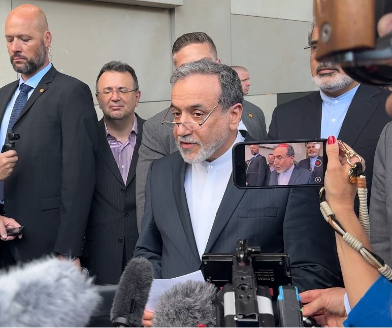 وزير الخارجية الايراني عباس عراقجي عقب انتهاء جولة المحادثات الأوروبية - الإيرانية المنعقدة في جنيف