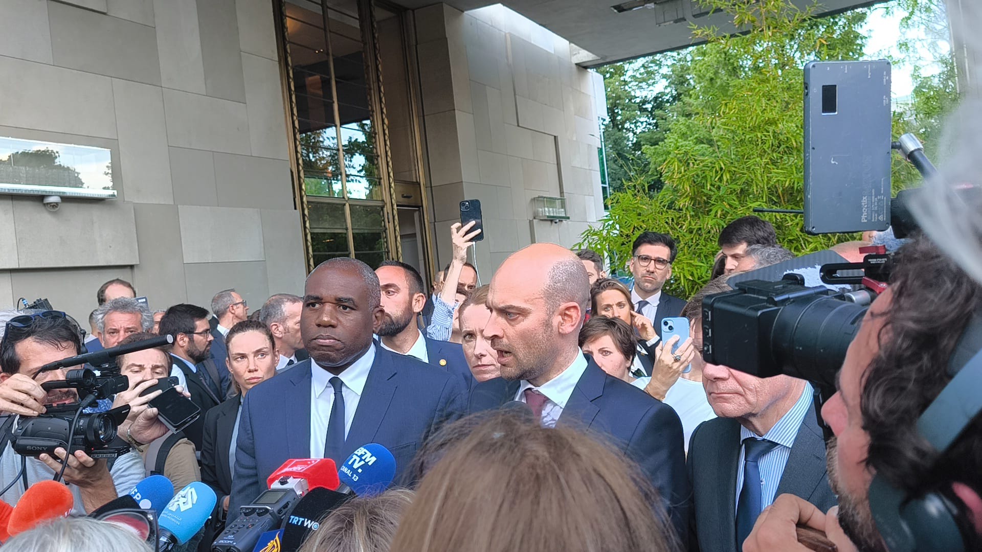 وزير الخارجية الفرنسي جون نوال بارو  ووزير الخارجية البريطاني ديفيد لامي في جنيف بعد انهاء المحادثات مع ايران