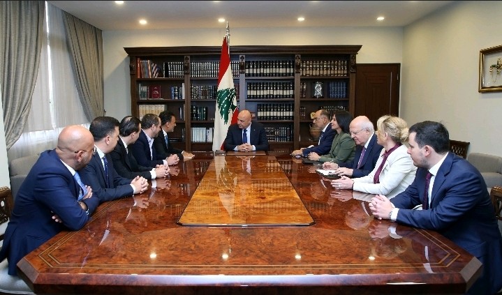 الرئيس اللبناني جوزاف عون خلال اجتماعه بمجلس إدارة المؤسسة العامة لتشجيع الاستثمارات في لبنان