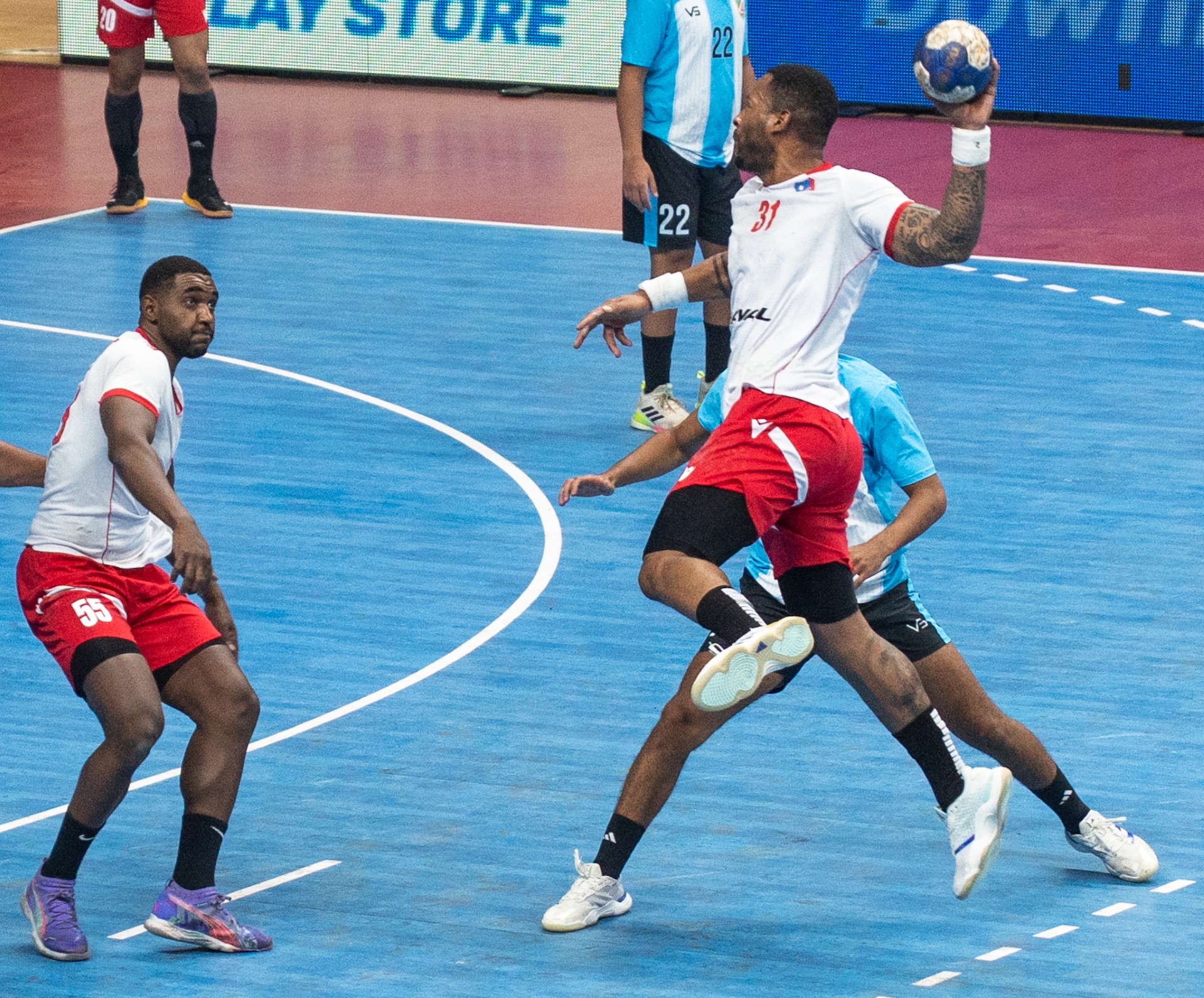 لاعب الكويت يقفز عاليا قبل رمي الكرة تجاه مرمى السالمية