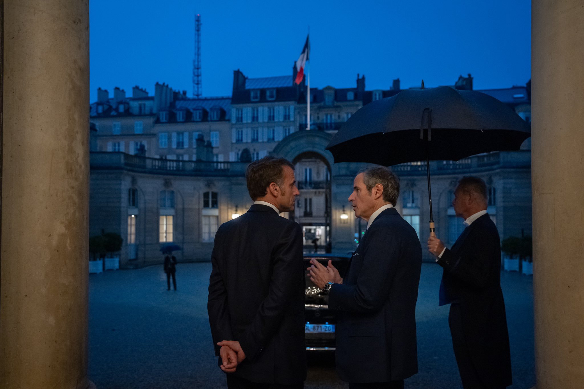 الرئيس الفرنسي إيمانويل ماكرون مع المدير العام للوكالة الدولية للطاقة الذرية رافائيل غروسي