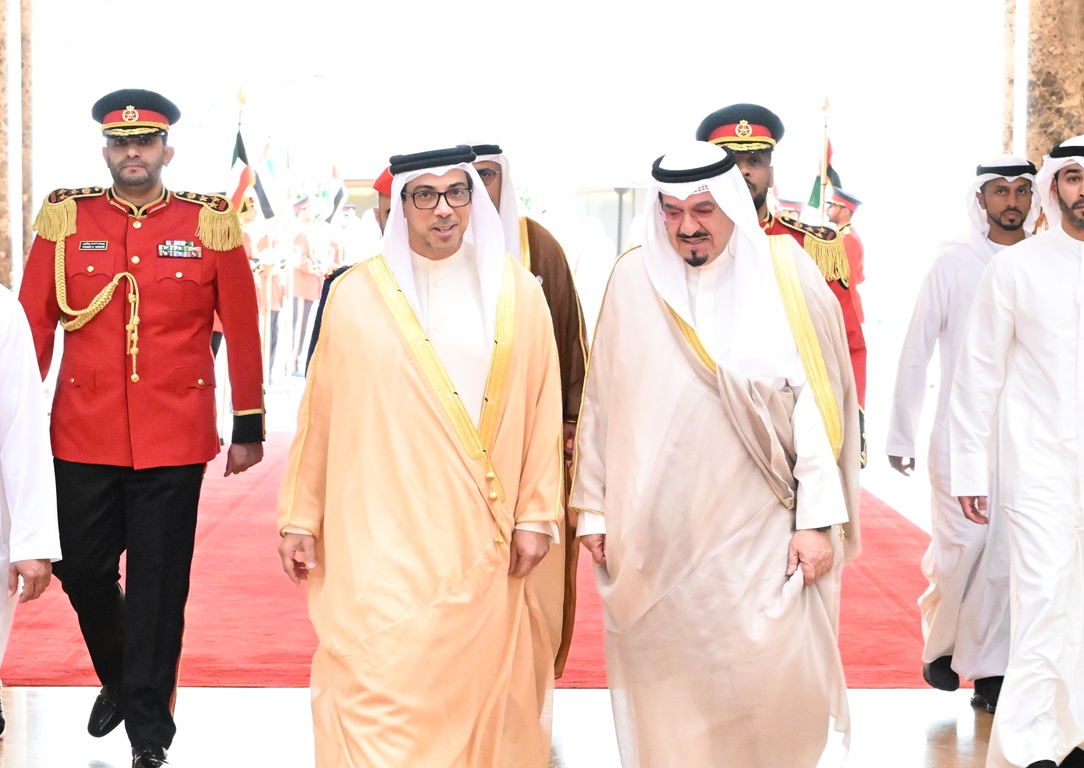 سمو الشيخ منصور بن زايد آل نهيان نائب رئيس الدولة نائب رئيس مجلس الوزراء رئيس ديوان الرئاسة بدولة الإمارات العربية المتحدة يصل إلى البلاد وفي مقدمة مستقبليه سمو رئيس مجلس الوزراء