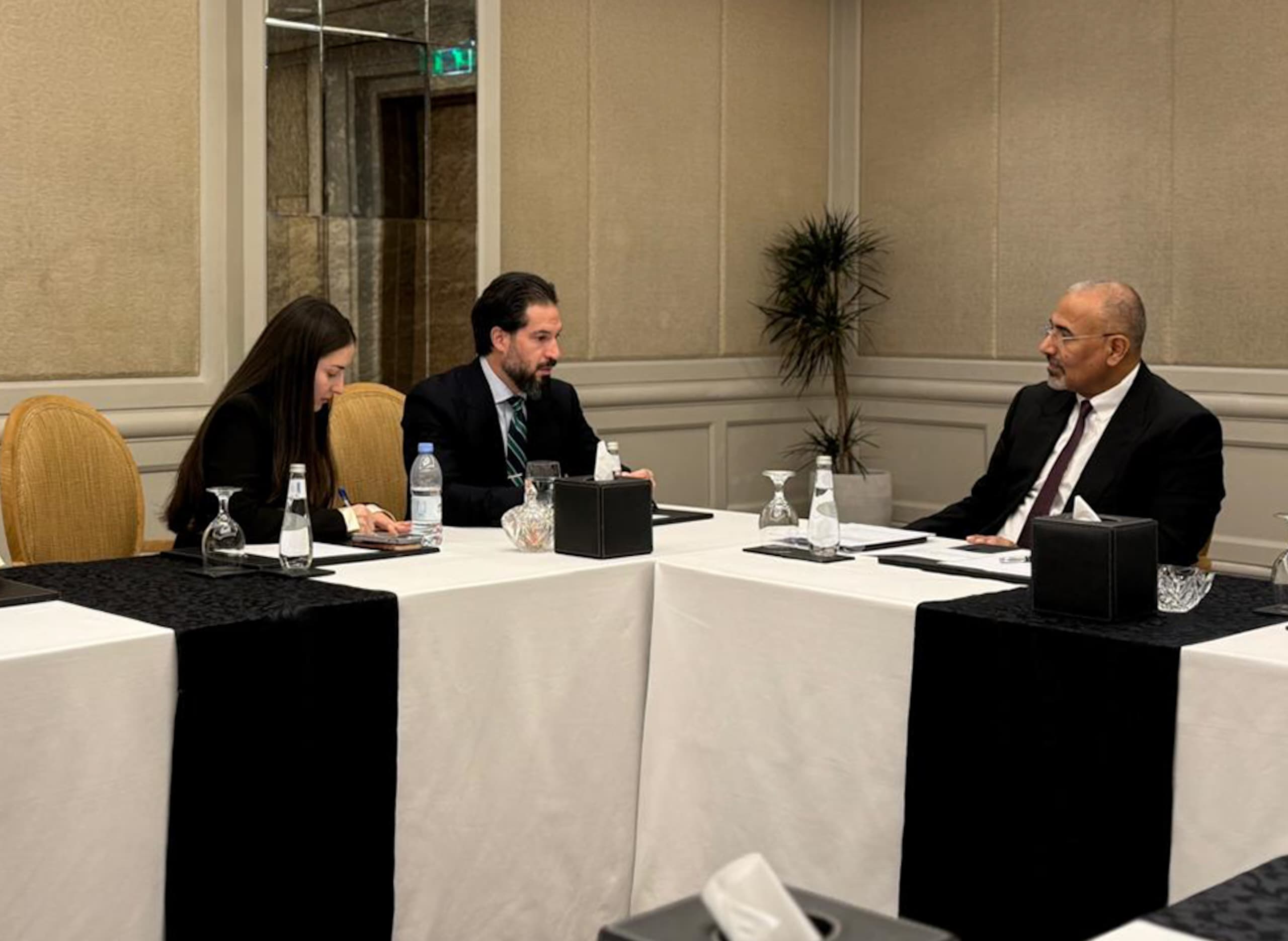 عضو مجلس القيادة الرئاسي اليمني عيدروس الزبيدي يلتقي القائم بأعمال السفير الأمريكي جوناثان بيتشيا