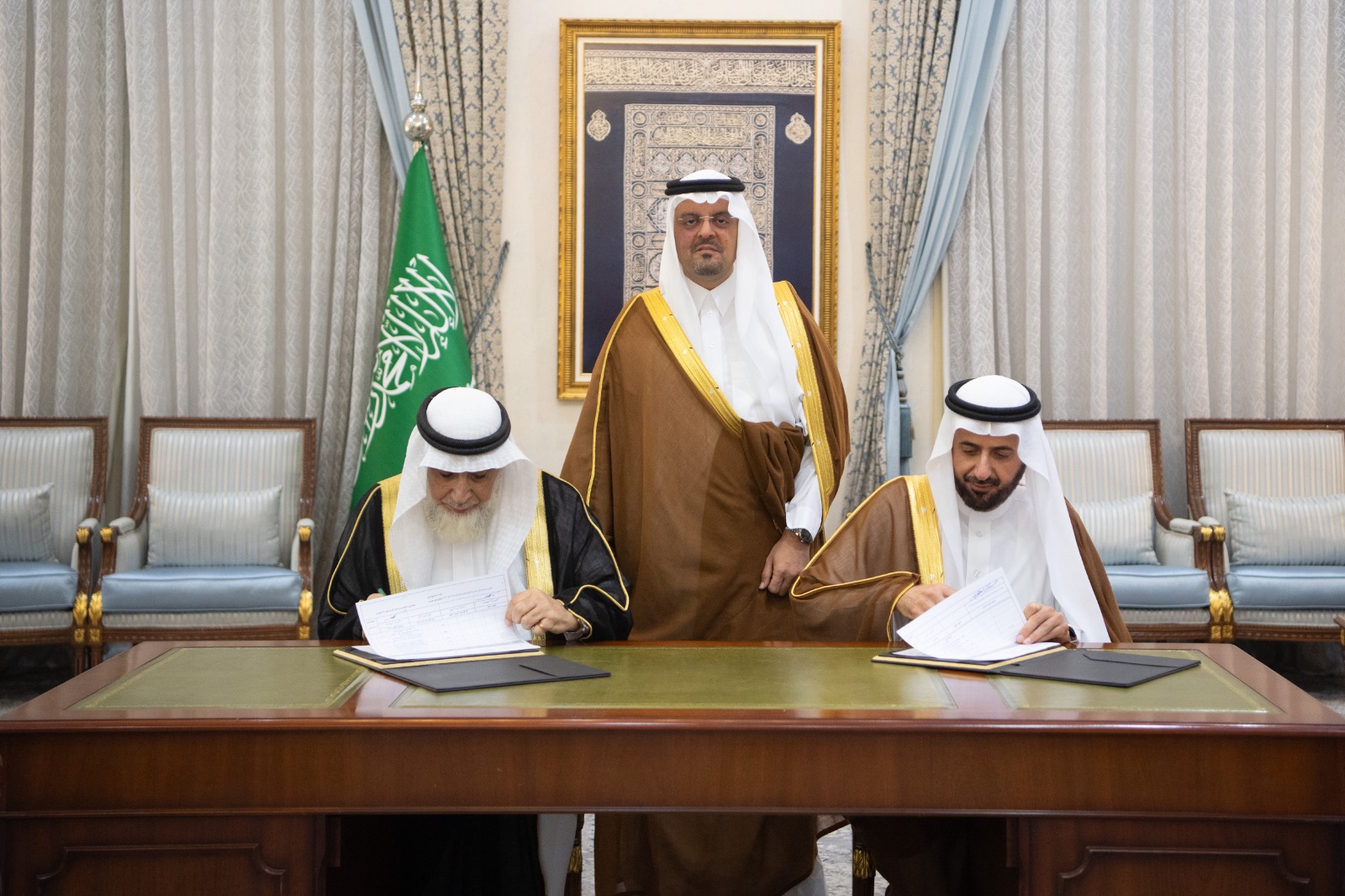 نيابة عن خادم الحرمين الشريفين.. نائب أمير منطقة مكة المكرمة يسلم كسوة الكعبة المشرفة لسدنة بيت الله الحرام