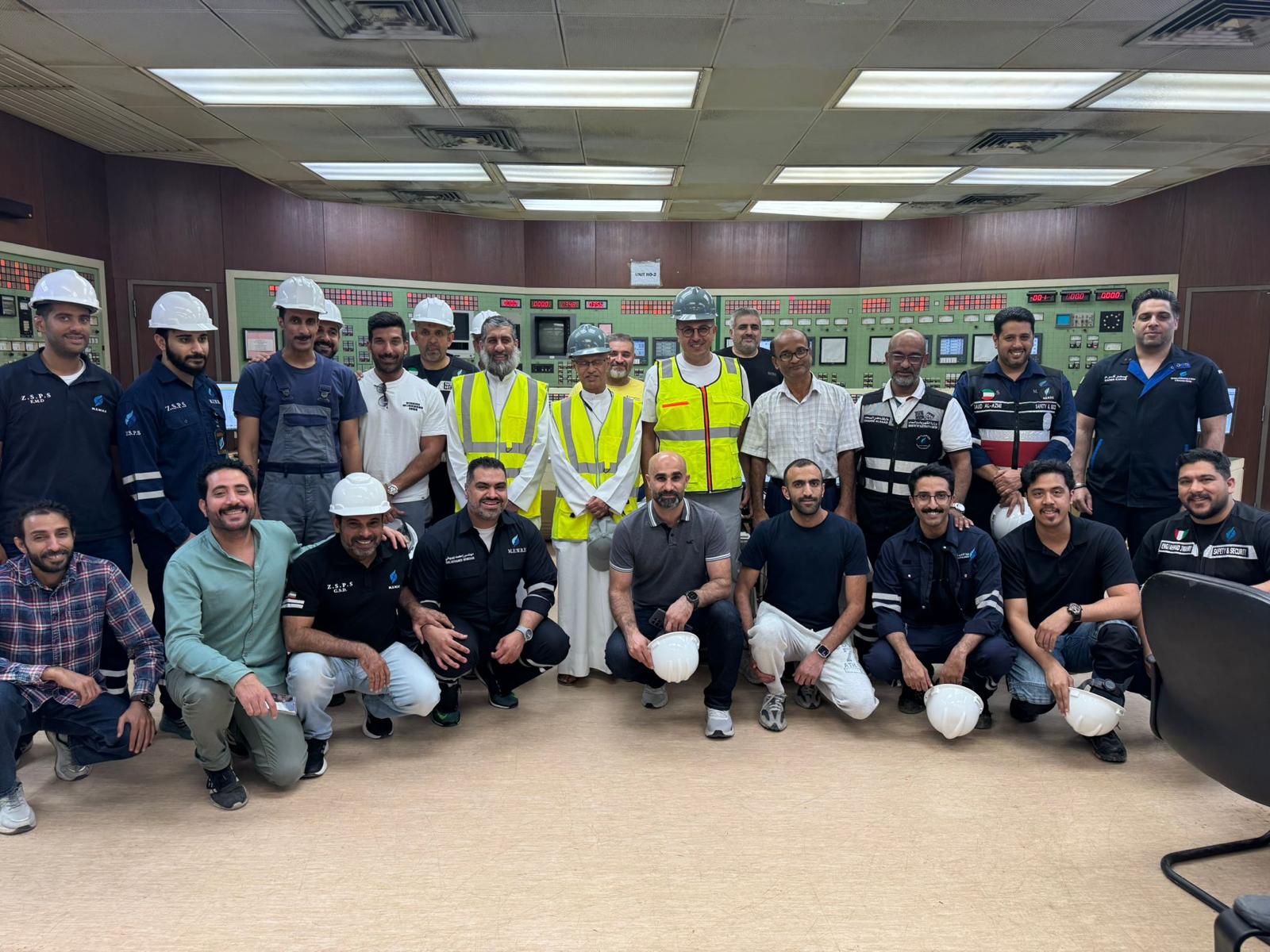 وزير الكهرباء مع العاملين في محطة الزور الجنوبية