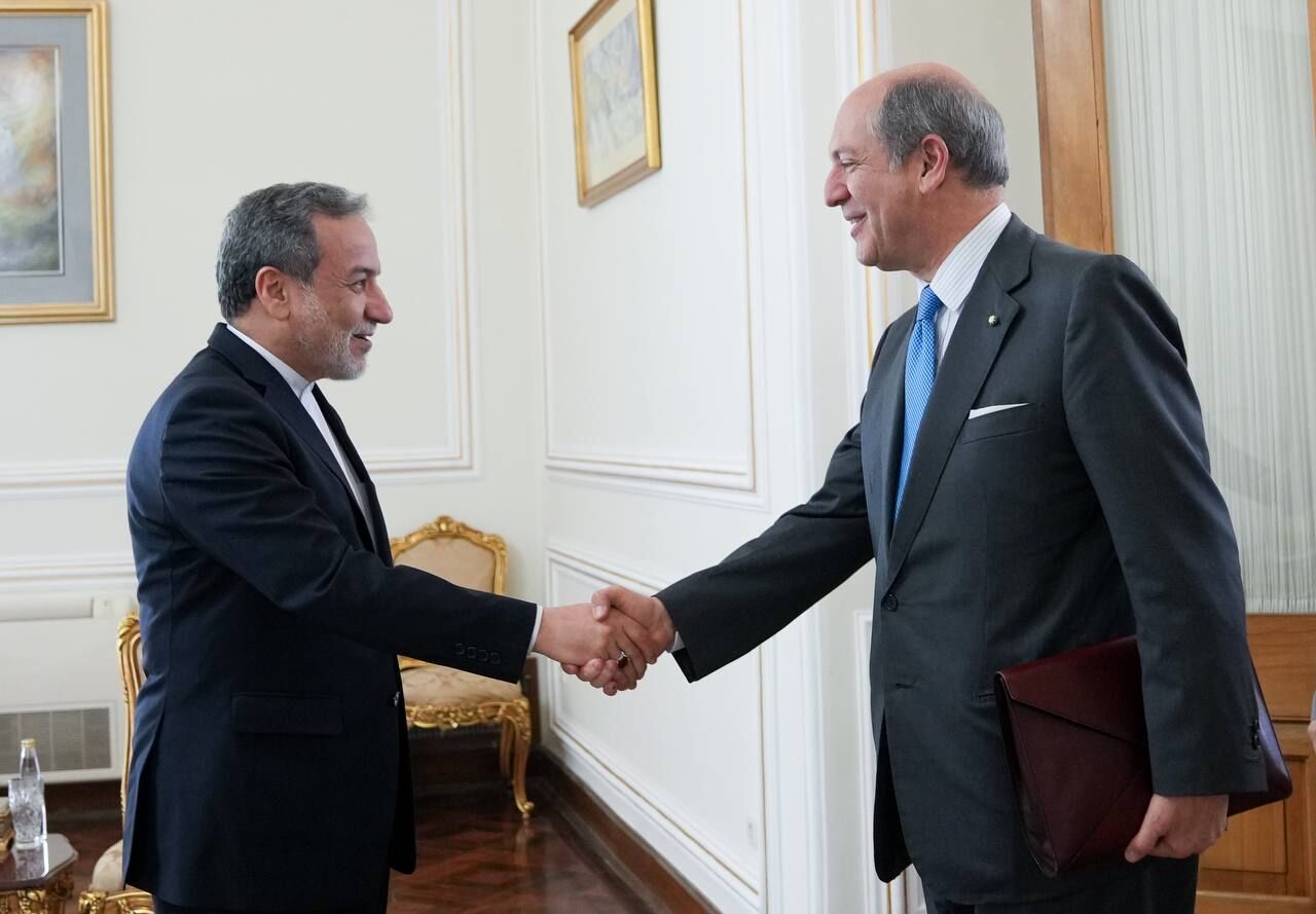 وزير الخارجية الإيراني عباس عراقجي مع الأمين العام لوزارة الخارجية ووالتعاون الدولي الايطالية ريكاردو جواريليا
