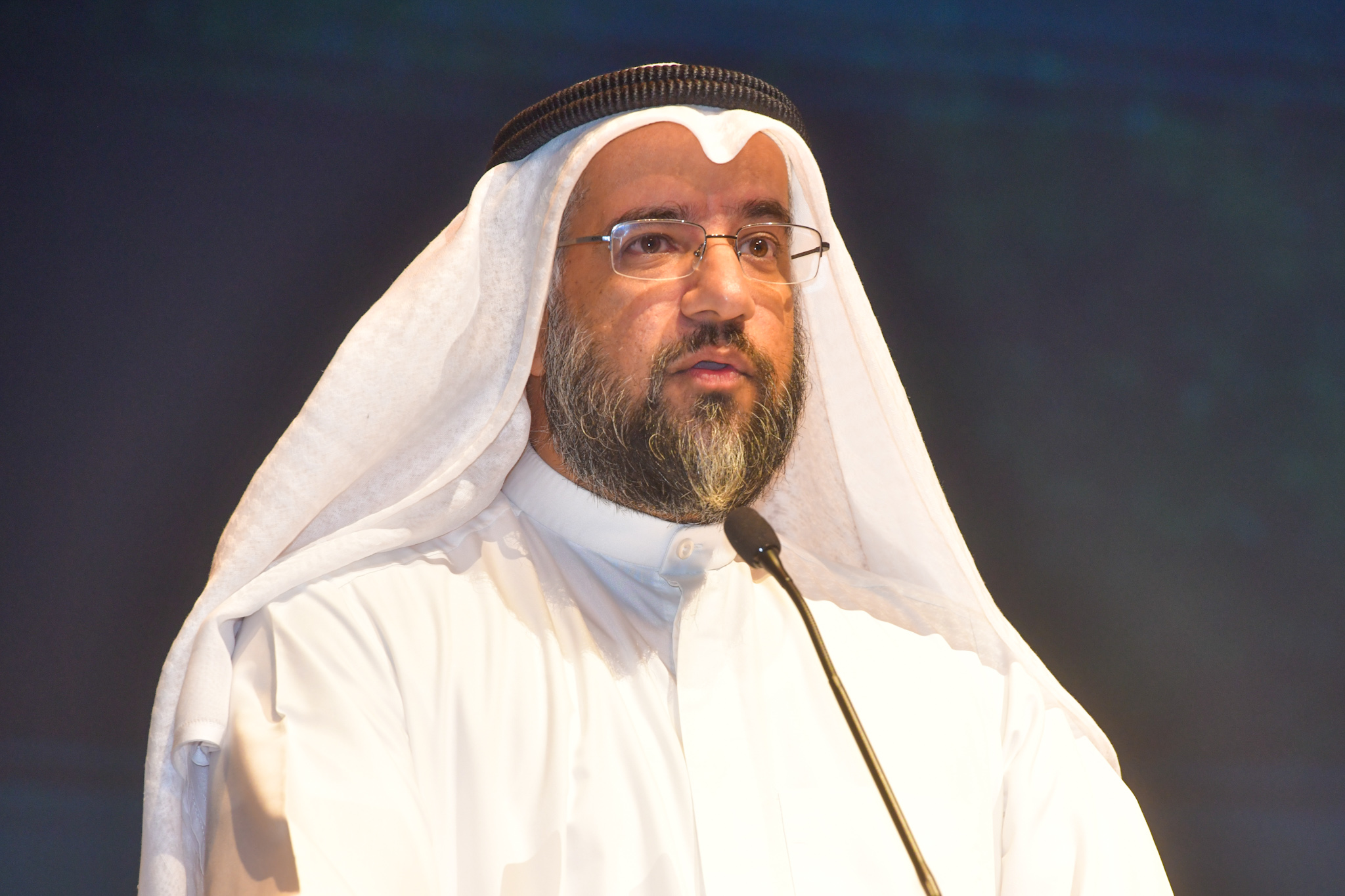 وكيل الوزارة المساعد للصحة العامة الدكتور المنذر الحساوي خلال حفل تكريم الطلبة الكويتيين خريجي الجامعة الأردنية في التخصصات الطبية
