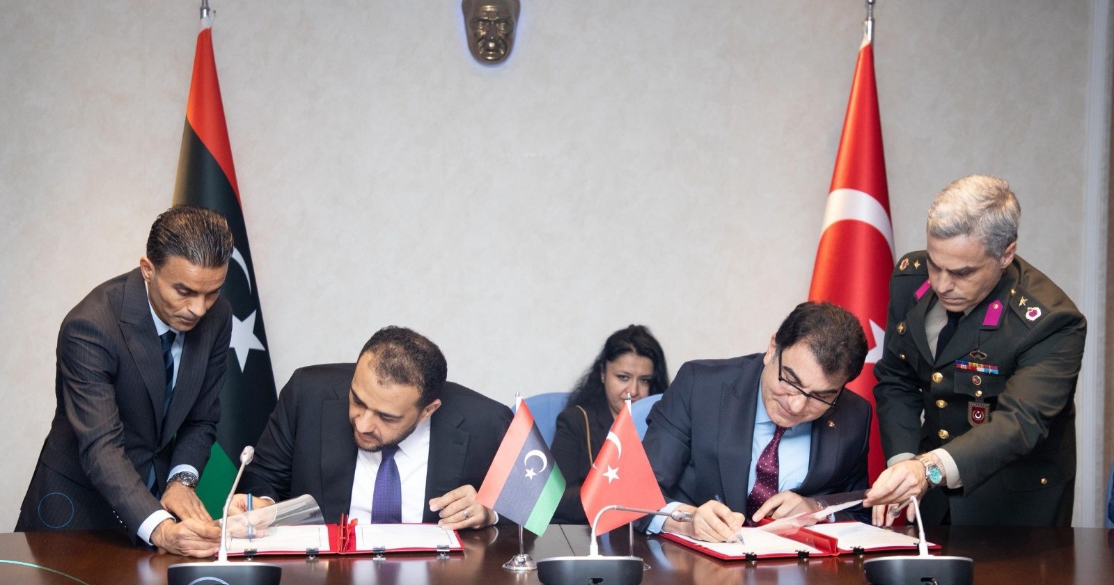 وكيل وزارة الدفاع بحكومة الوحدة الوطنية عبدالسلام زوبي ونظيره التركي