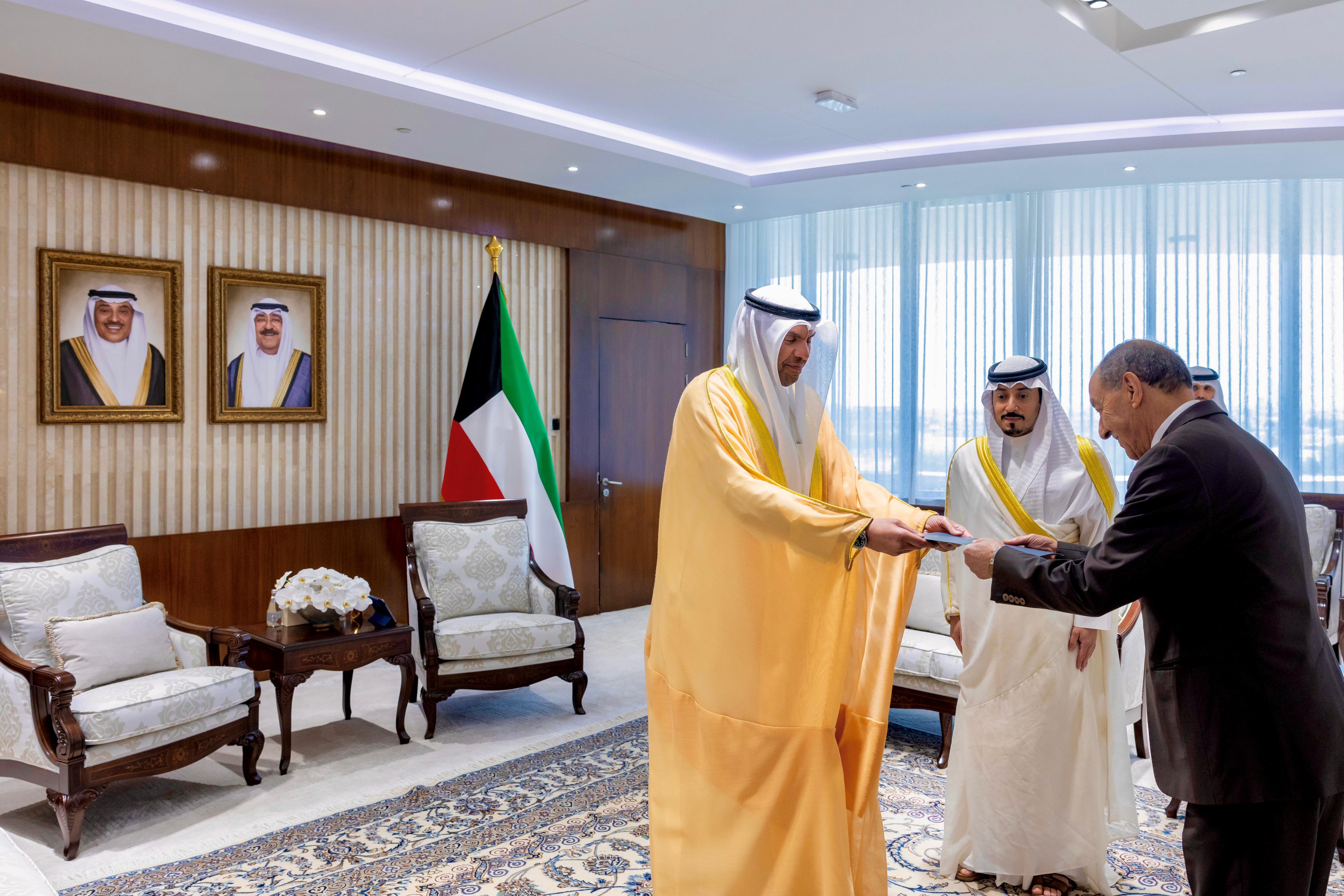 وزير الخارجية يتسلم نسخة من أوراق اعتماد سفير الجزائر الجديد لدى البلاد